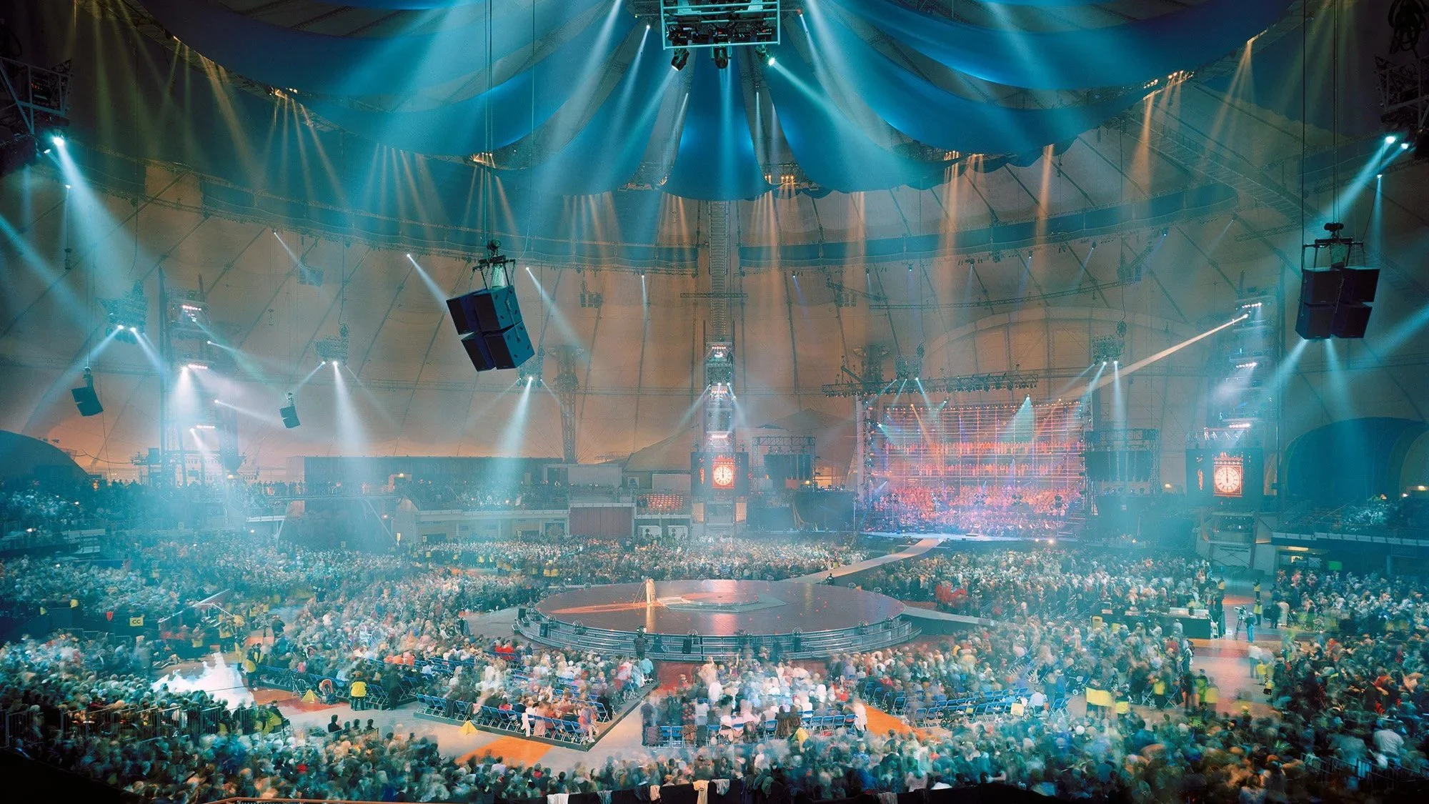 Mark Power’s FASHION: How 27 Years of Commissioned Work Became 1 Photography book 