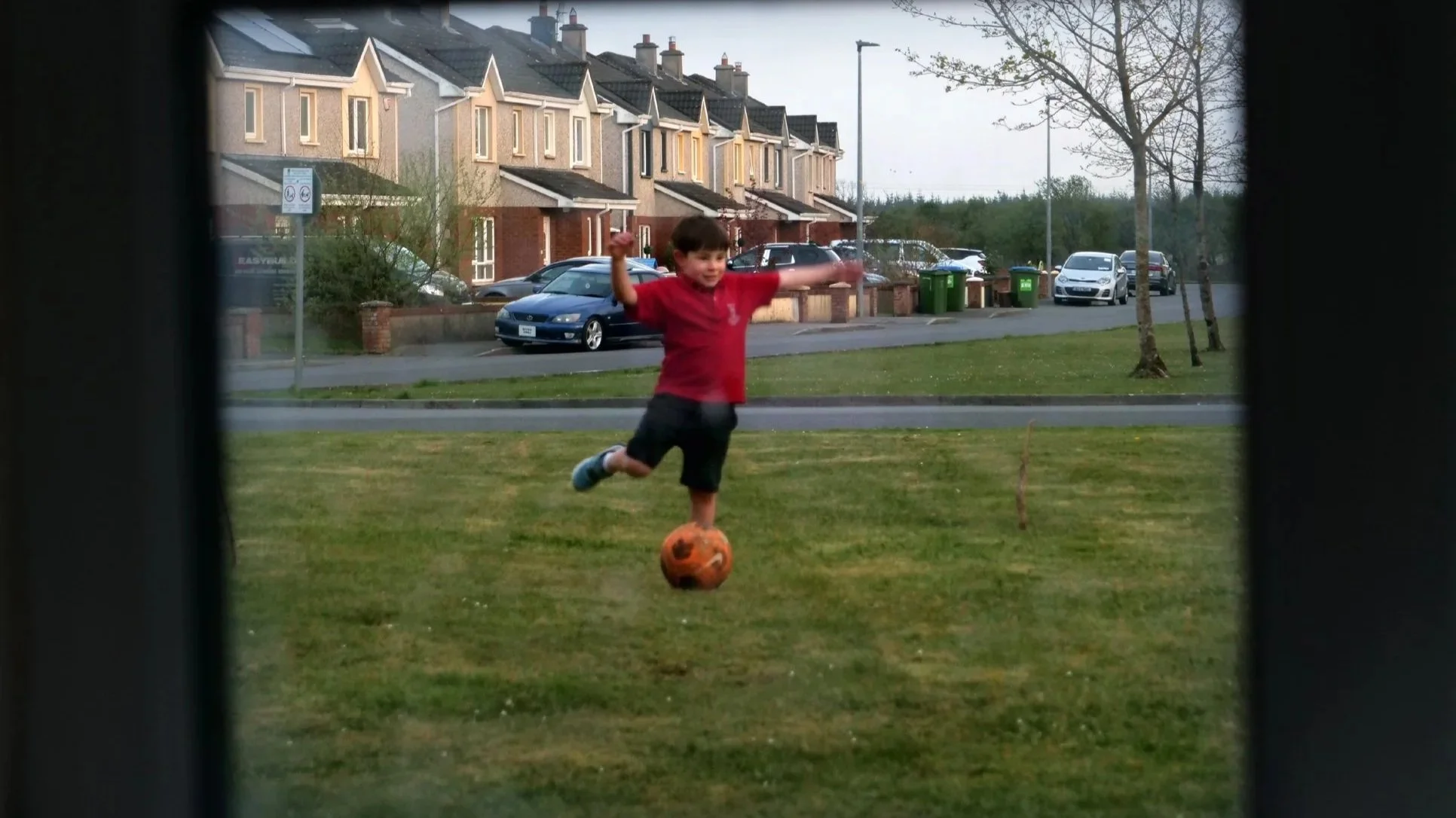 READY Why Tommy Kelly Chose to Photograph Suburbia—and Found What Most Photographers Miss