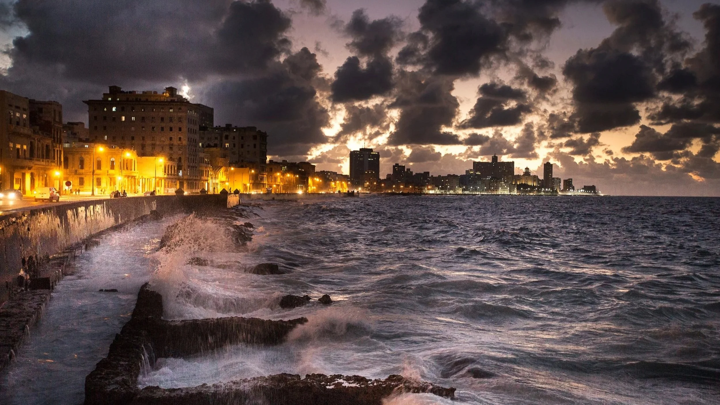 How Paolo Simonazzi Photographed Havana Without Falling For Vintage Cars, Political Icons, And Easy Nostalgia