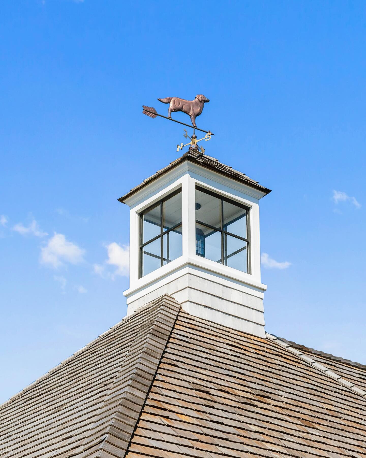 After this spring nor&rsquo;easter, blue skies are on the horizon! ☀️🌬️ 

📸 @capecodbuilders 

#WeatheringTheStorm #CoastalLiving #Homebuilding #SunnyDaysAhead #BlueSkies #NorEaster #CoastalHomeBuilder #SeasideConstruction #NauticalDecor #Weatherva