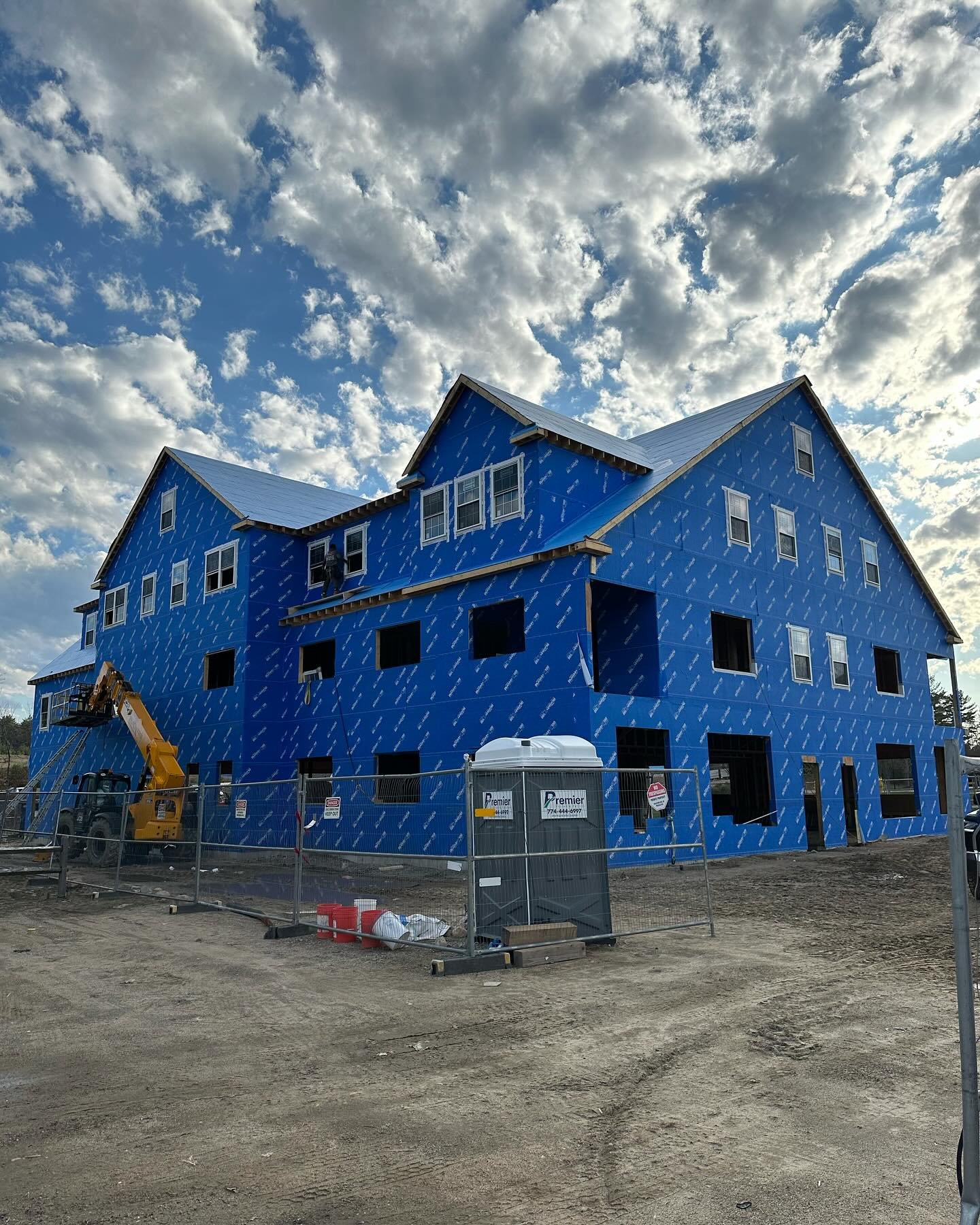Big blue 

Prepped and ready for its final siding transformation. 🏗️🔵 #BigBlueBuilding #CommercialConstruction #PreSidingPhase #BuildingInProgress #ConstructionJourney #ArchitecturalEvolution #FutureFacade #WorksiteWednesday #StructuralStyle #TheBu