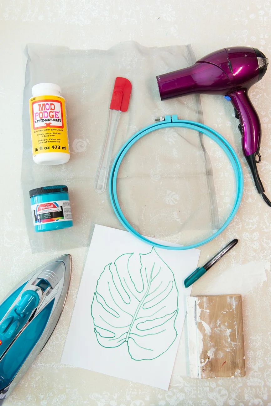 DIY Screen Printed Tote | Moss & Marsh | DIY Screen Printing | Easy Screen Printing | Screen Printing At Home | Screen Printing for Kids | Screen Printing Project | Easy Screen Printing Tutorial | Monstera Leaf | Farmers’ Market | Farmers’ Market Tote | Screen Printing Designs | Mod Podge Projects | Screen printing ideas | Screen Printing on Canvas | Screen Printing on Vinyl | Craft Project | Kids Craft Project Ideas | Spring Break Craft Project Ideas | Paprika Southern