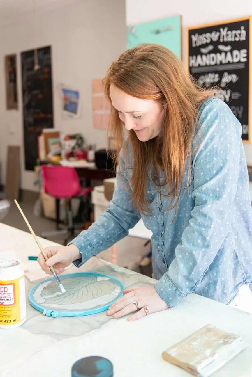 DIY Screen Printed Tote | Moss & Marsh | DIY Screen Printing | Easy Screen Printing | Screen Printing At Home | Screen Printing for Kids | Screen Printing Project | Easy Screen Printing Tutorial | Monstera Leaf | Farmers’ Market | Farmers’ Market Tote | Screen Printing Designs | Mod Podge Projects | Screen printing ideas | Screen Printing on Canvas | Screen Printing on Cotton | Screen Printing on Vinyl | Craft Project | Kids Craft Project Ideas | Spring Break Craft Project Ideas | Paprika Southern