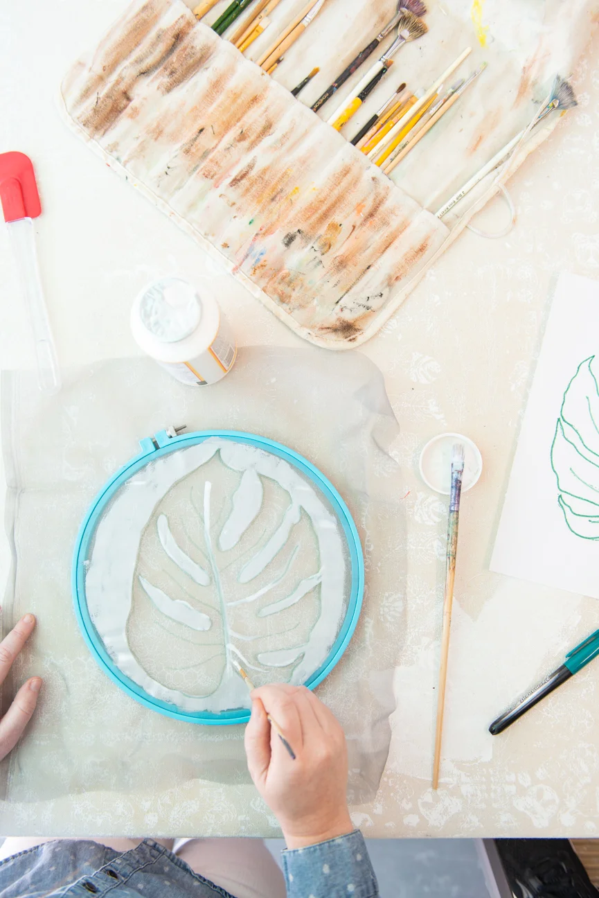DIY Screen Printed Tote | Moss & Marsh | DIY Screen Printing | Easy Screen Printing | Screen Printing At Home | Screen Printing for Kids | Screen Printing Project | Easy Screen Printing Tutorial | Monstera Leaf | Farmers’ Market | Farmers’ Market Tote | Screen Printing Designs | Mod Podge Projects | Screen printing ideas | Screen Printing on Canvas | Screen Printing on Cotton | Screen Printing on Vinyl | Craft Project | Kids Craft Project Ideas | Spring Break Craft Project Ideas | Paprika Southern
