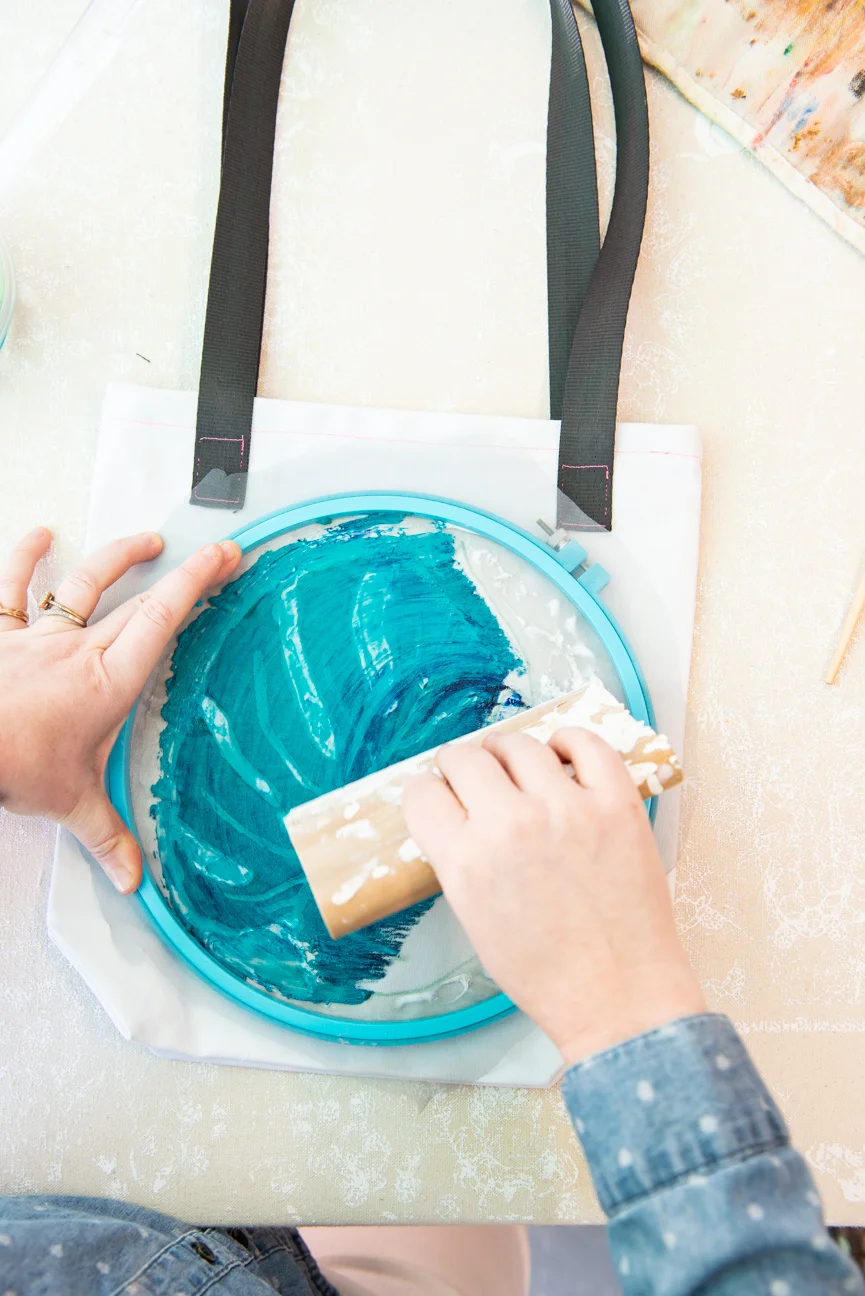 DIY Screen Printed Tote | Moss & Marsh | DIY Screen Printing | Easy Screen Printing | Screen Printing At Home | Screen Printing for Kids | Screen Printing Project | Easy Screen Printing Tutorial | Monstera Leaf | Farmers’ Market | Farmers’ Market Tote | Screen Printing Designs | Mod Podge Projects | Screen printing ideas | Screen Printing on Canvas | Screen Printing on Cotton | Screen Printing on Vinyl | Craft Project | Kids Craft Project Ideas | Spring Break Craft Project Ideas | Paprika Southern