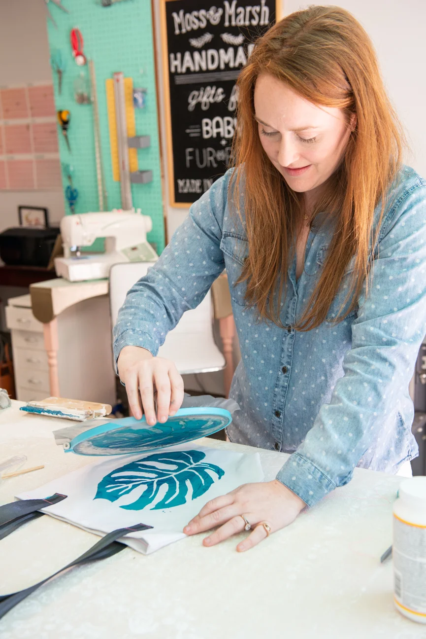 DIY Screen Printed Tote | Moss & Marsh | DIY Screen Printing | Easy Screen Printing | Screen Printing At Home | Screen Printing for Kids | Screen Printing Project | Easy Screen Printing Tutorial | Monstera Leaf | Farmers’ Market | Farmers’ Market Tote | Screen Printing Designs | Mod Podge Projects | Screen printing ideas | Screen Printing on Canvas | Screen Printing on Cotton | Screen Printing on Vinyl | Craft Project | Kids Craft Project Ideas | Spring Break Craft Project Ideas | Paprika Southern