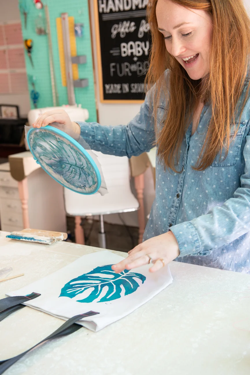 DIY Screen Printed Tote | Moss & Marsh | DIY Screen Printing | Easy Screen Printing | Screen Printing At Home | Screen Printing for Kids | Screen Printing Project | Easy Screen Printing Tutorial | Monstera Leaf | Farmers’ Market | Farmers’ Market Tote | Screen Printing Designs | Mod Podge Projects | Screen printing ideas | Screen Printing on Canvas | Screen Printing on Cotton | Screen Printing on Vinyl | Craft Project | Kids Craft Project Ideas | Spring Break Craft Project Ideas | Paprika Southern