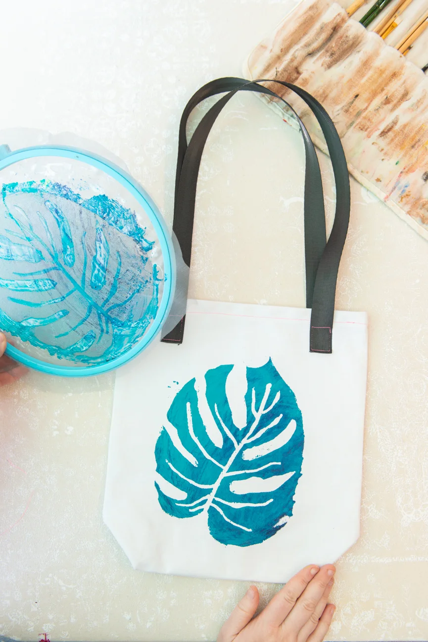 DIY Screen Printed Tote | Moss & Marsh | DIY Screen Printing | Easy Screen Printing | Screen Printing At Home | Screen Printing for Kids | Screen Printing Project | Easy Screen Printing Tutorial | Monstera Leaf | Farmers’ Market | Farmers’ Market Tote | Screen Printing Designs | Mod Podge Projects | Screen printing ideas | Screen Printing on Canvas | Screen Printing on Cotton | Screen Printing on Vinyl | Craft Project | Kids Craft Project Ideas | Spring Break Craft Project Ideas | Paprika Southern