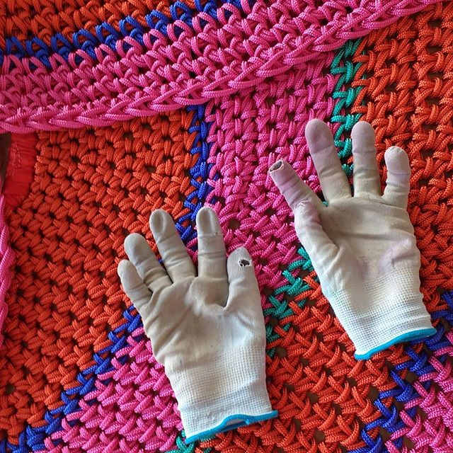 This past year has been truly weird + wild, with a lot of very very good + very very bad mixed in. Been so incredibly lucky to work as Toshiko MacAdam's studio assistant with @manknitter for the past year, it's been a HUGEly colourful experience and 