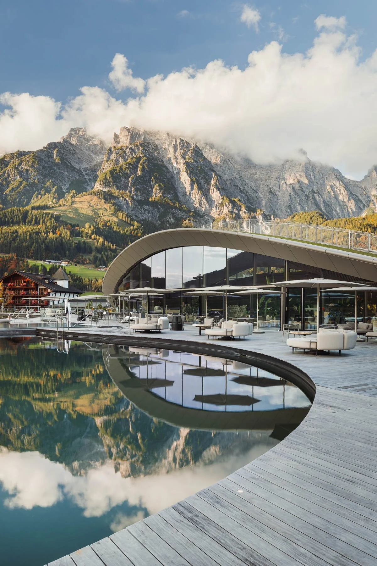 Design ATMOSPHERE Spa interior with pool reflecting surrounding mountains.