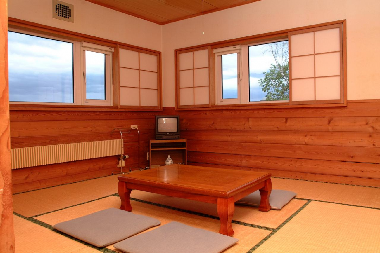 JAPANESE STYLE ROOM QUEEN / TWIN Room for 2 people. Shared facilities. Western-style beds.