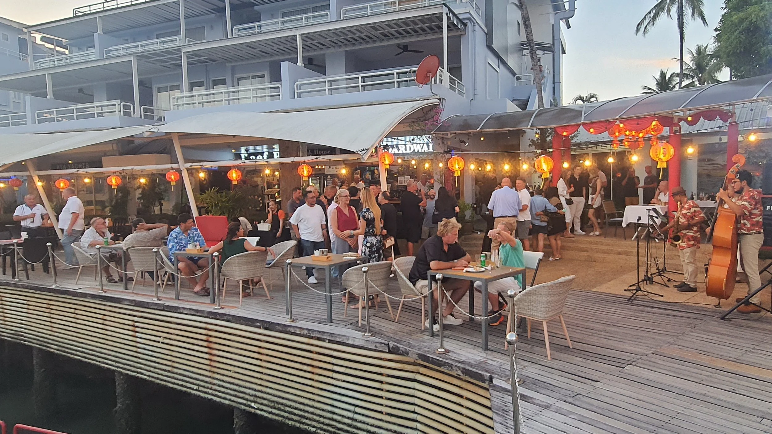 บอร์ดวอล์ค บิสโทร แอนด์ บาร์ ที่ ภูเก็ต โบ๊ท ลากูน