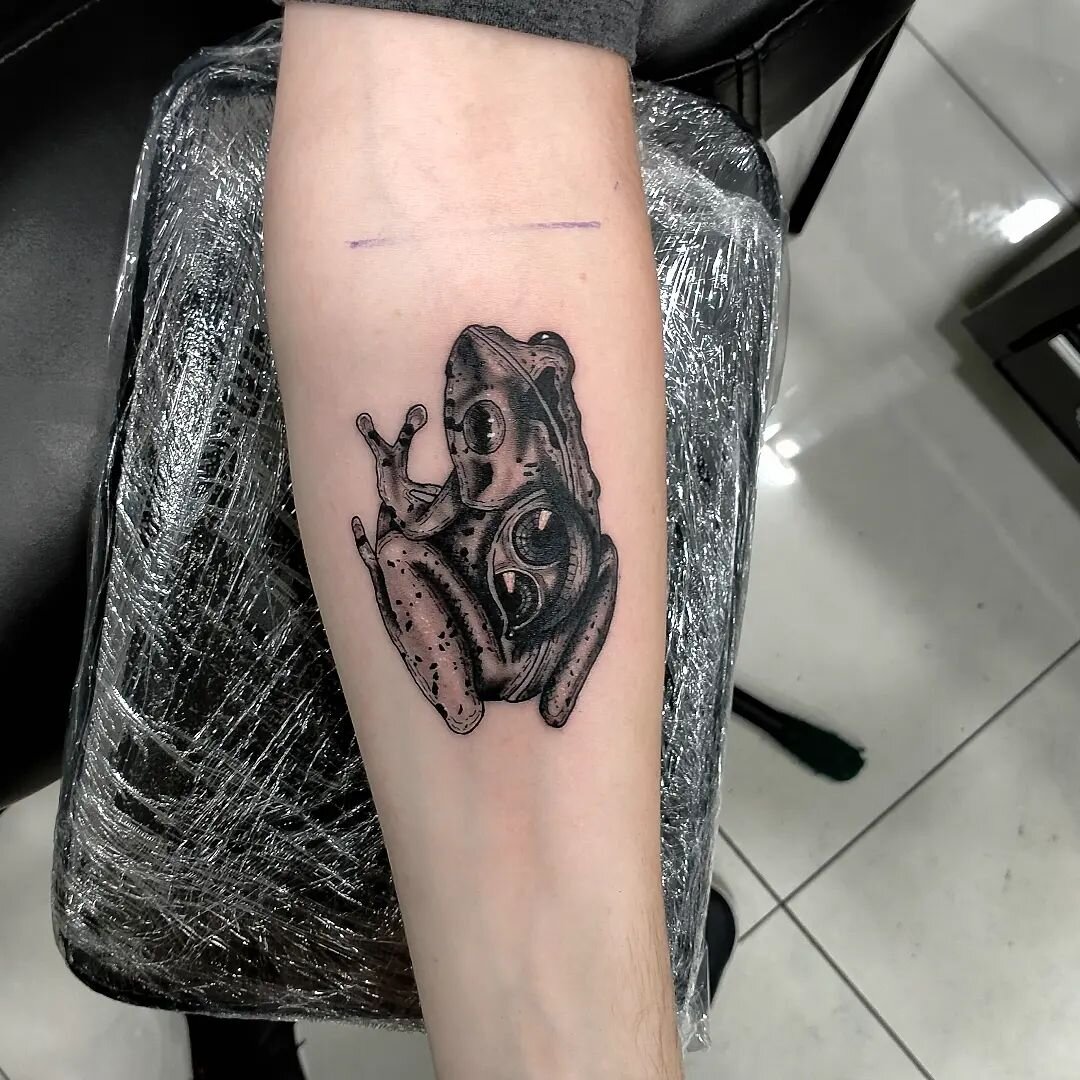 Been waiting a while to do this one. So excited I got to tattoo it yesterday 🐸👁️

#frogtattoo #trippy #hypnotoad #thirdeye #blackandgreytattoo