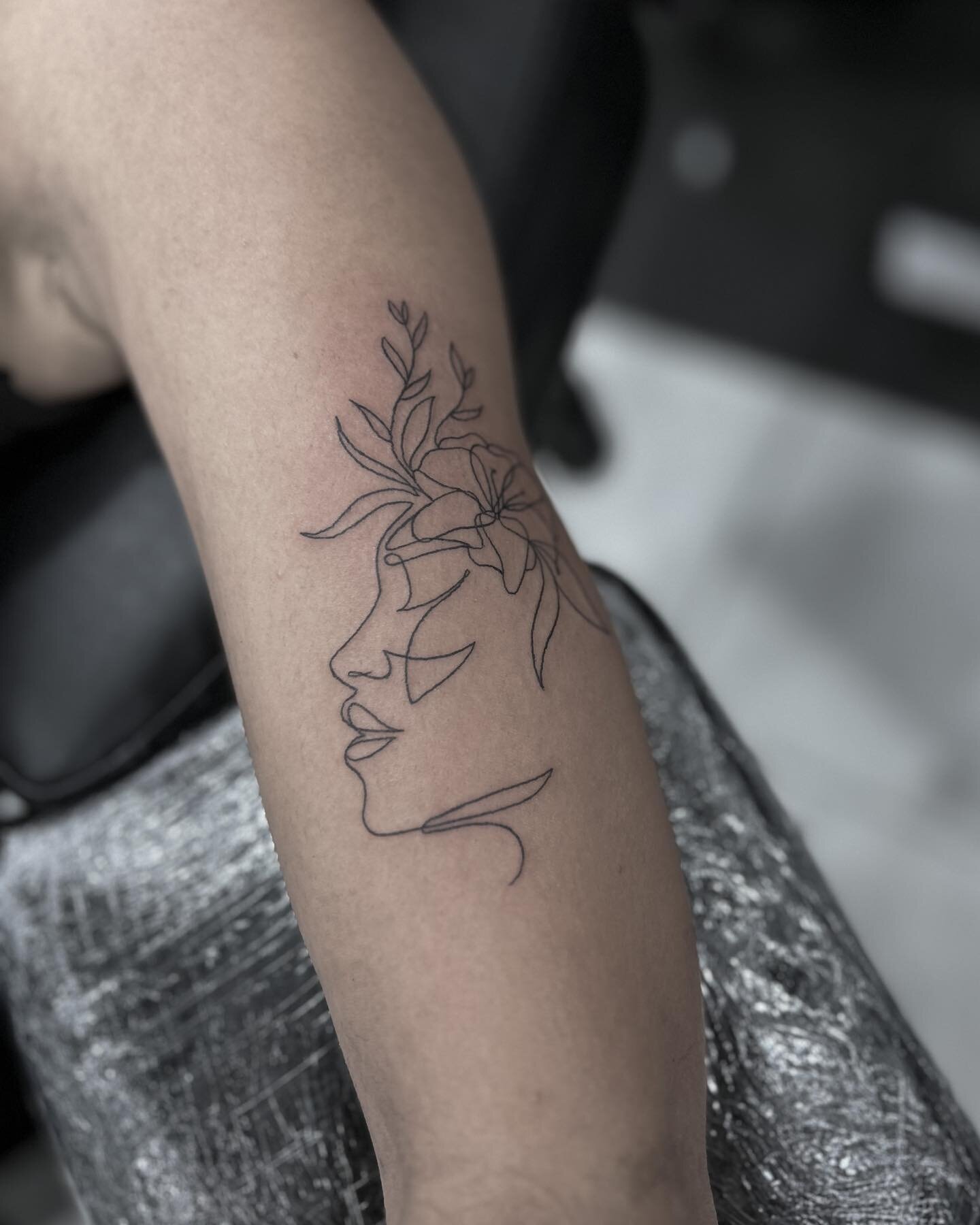 Love doing these single lines tatts 🫶🏻
-
#tattoo #tattooing #fineline #finelinetattoo #singlelinetattoo