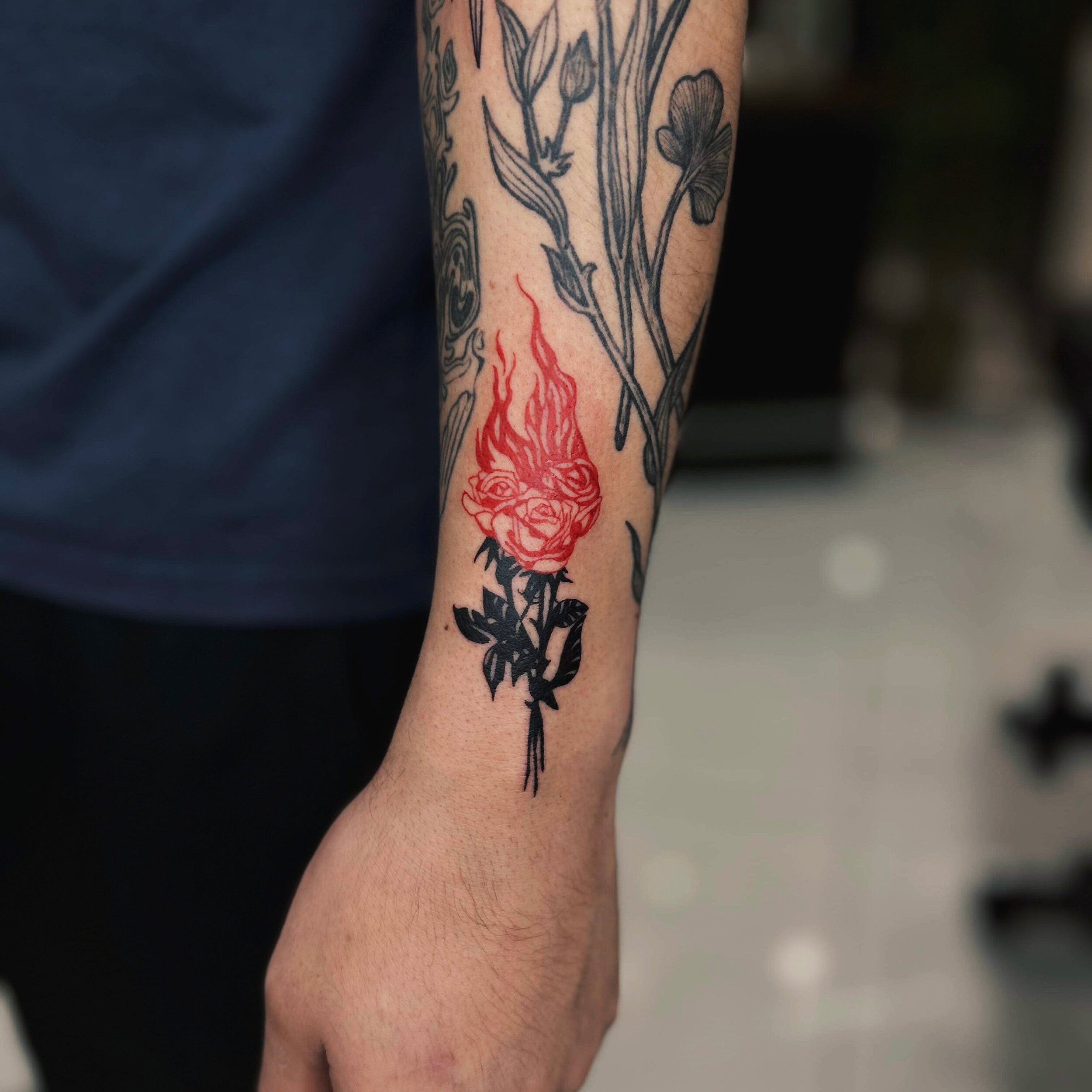 Here&rsquo;s some flame roses to kickstart your Monday 🥀 Done by Cams 😮&zwj;💨 | @camsmerino.tattoos 

#squiresink #goldcoast #2024 #surfersparadise #tattoo #tattooparlor #tattoostudio #ink #inked @pirattattoo #pirattattoomachine #tattooartist #ink