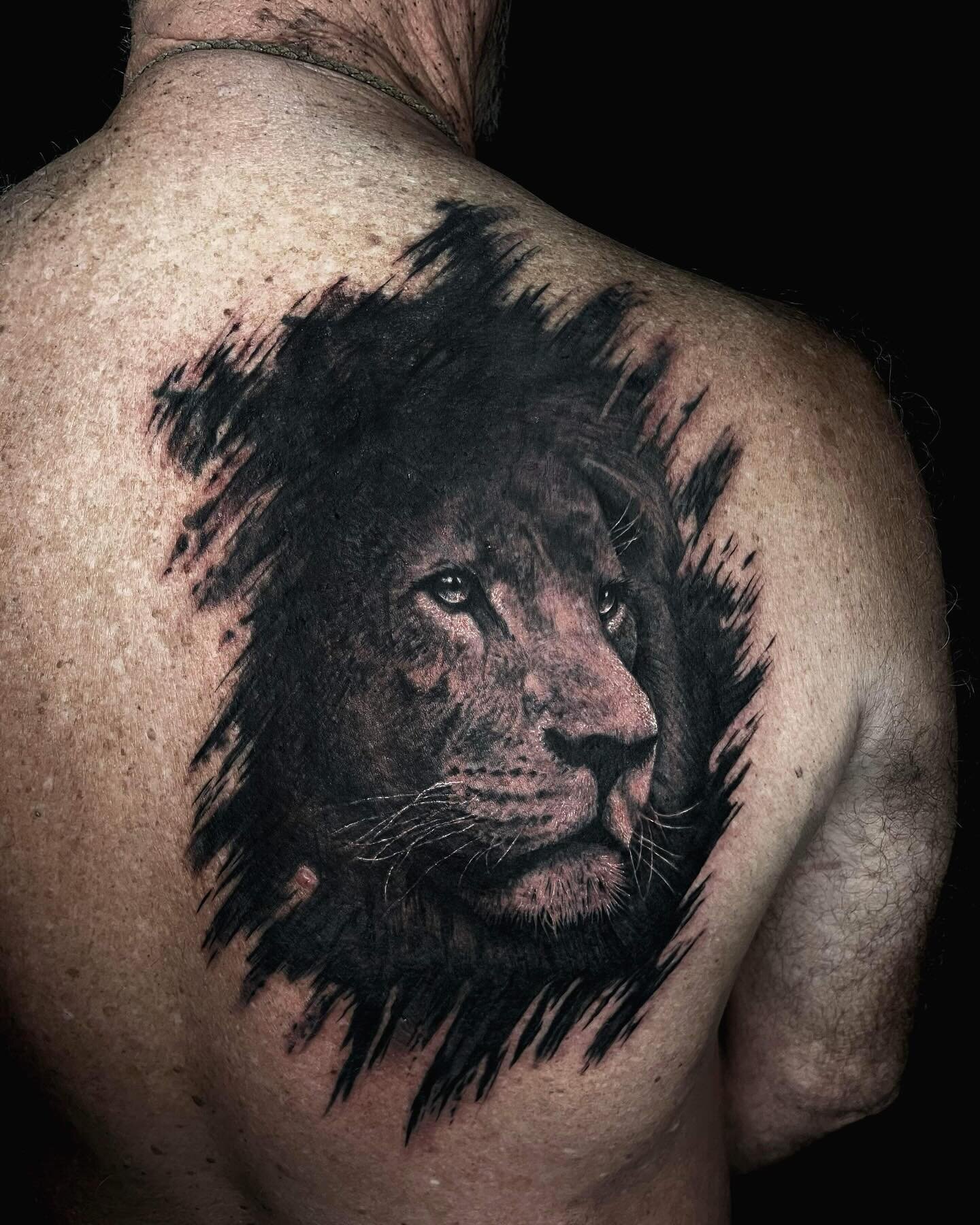 Incredible lion cover up done by Manuel 🔥 | @manuelviola.tattoos 

#squiresink #goldcoast #2024 #surfersparadise #tattoo #tattooparlor #tattoostudio #ink #inked @pirattattoo #pirattattoomachine #tattooartist #inkart #inkdrawing #skills #tattooideas 
