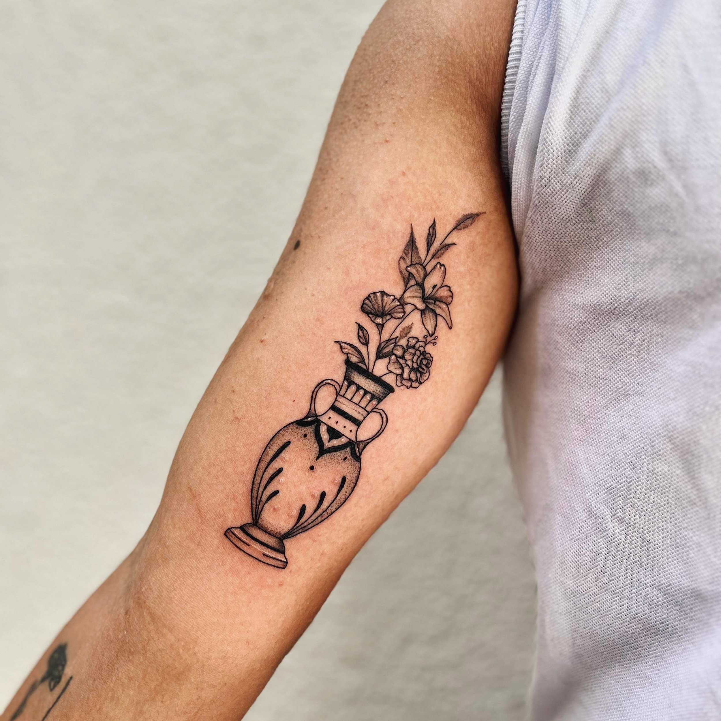 Prettiest vase piece done by Siarne 🏺 | @caasi.ink 

#squiresink #goldcoast #2024 #surfersparadise #tattoo #tattooparlor #tattoostudio #ink #inked @pirattattoo #pirattattoomachine #tattooartist #inkart #inkdrawing #skills #tattooideas #drpickles #ta