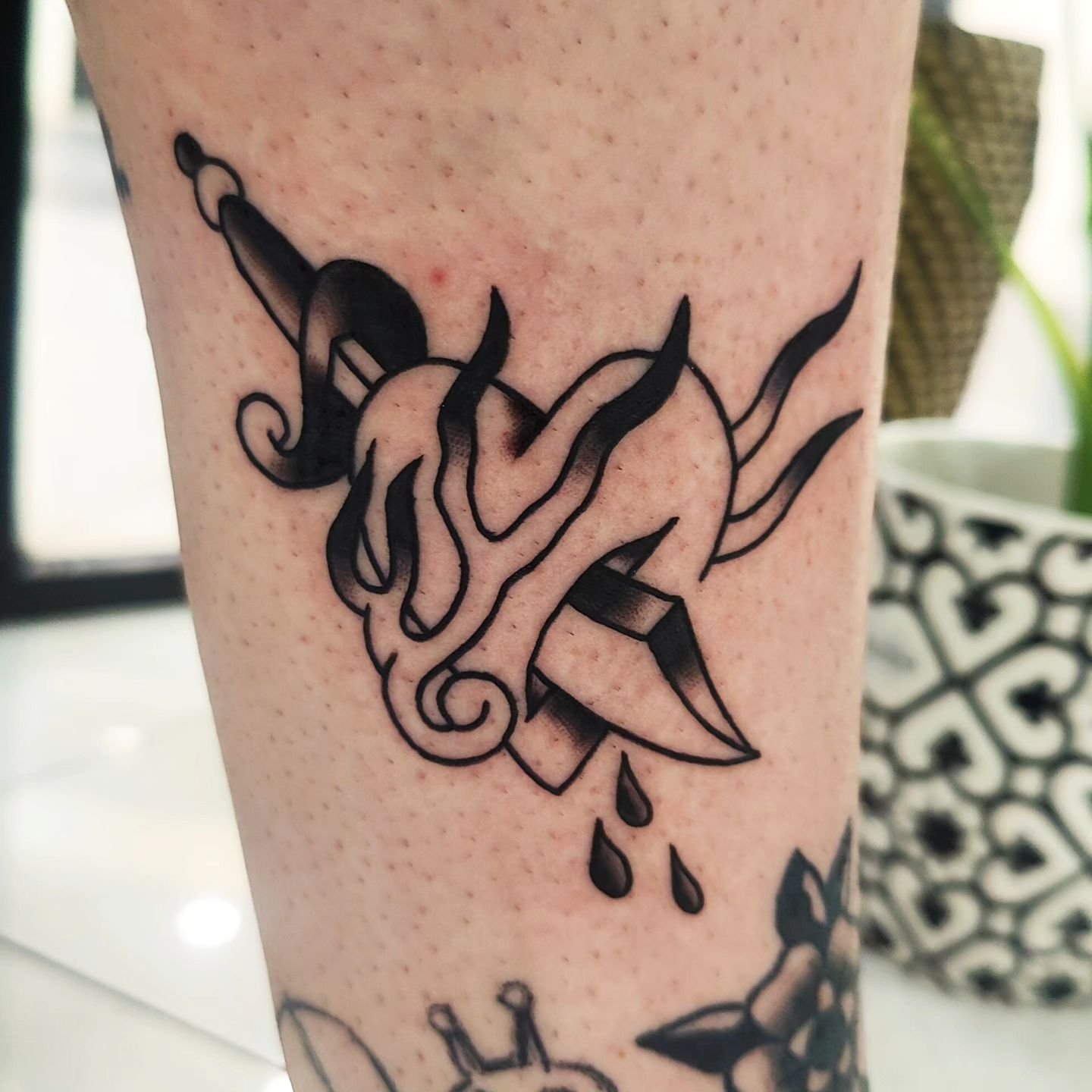 Thanks @slampanther for choosing some of my flash for this tatty ❤️❤️

Done @squiresink 

#tattooapprentice #tradflash&nbsp; #traditionaltattoo #americantattoo&nbsp; #australiantraditionaltattoos #blacktraditional #traditionalartist #tattoo #classict