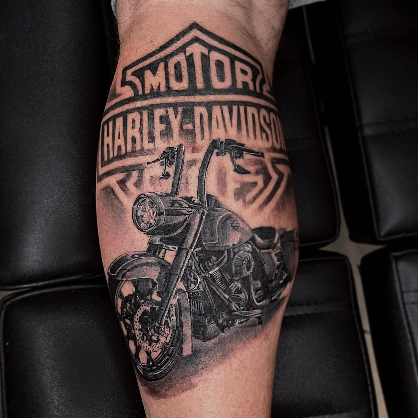 Manuel killed it with this Harley Davidson piece 🔥 | @manuelviola.tattoos