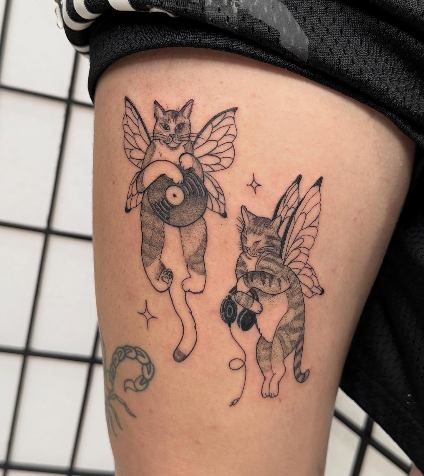 Cute lil fairy-dj-cats I designed for Emmi 🥹
More cat tattoos please
&bull;
&bull;
&bull;
&bull;
#tattoo #tattooartist #tattooapprentice #cattattoo