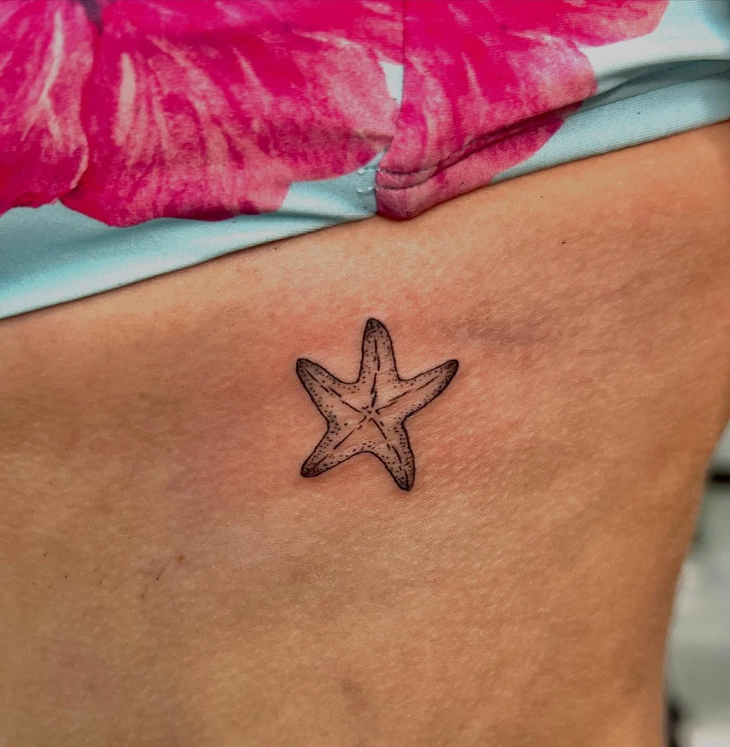Super cute one for @mandy.lee07 last weekend! Mermaid vibes for a real life Aquamarine ⭐️

#finelinetattoo #surferparadisetattoo #goldcoasttattoo #tattooartist #starfishtattoo