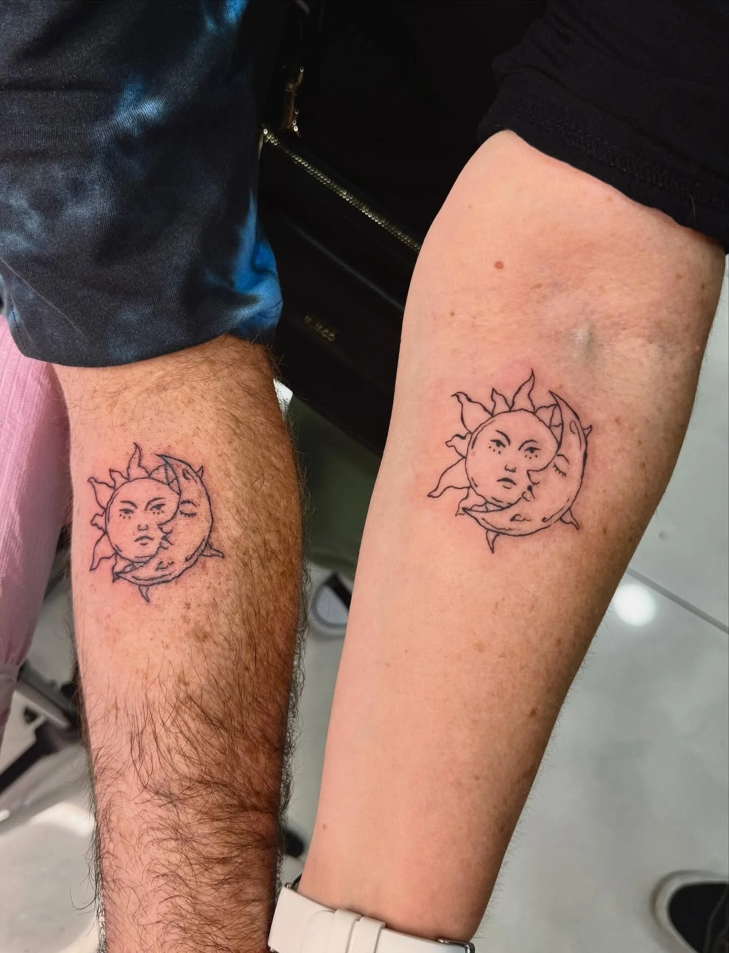 Swipe to see this one behind the scenes ➡️➡️

Huge thank you to @75_melissa_r and Stephen for their trust and for customising one of my favourite flash 🫶🏼 we had such a great time in the studio with these two! 

Artist: @lilacjac.tattoos 
At: @squi