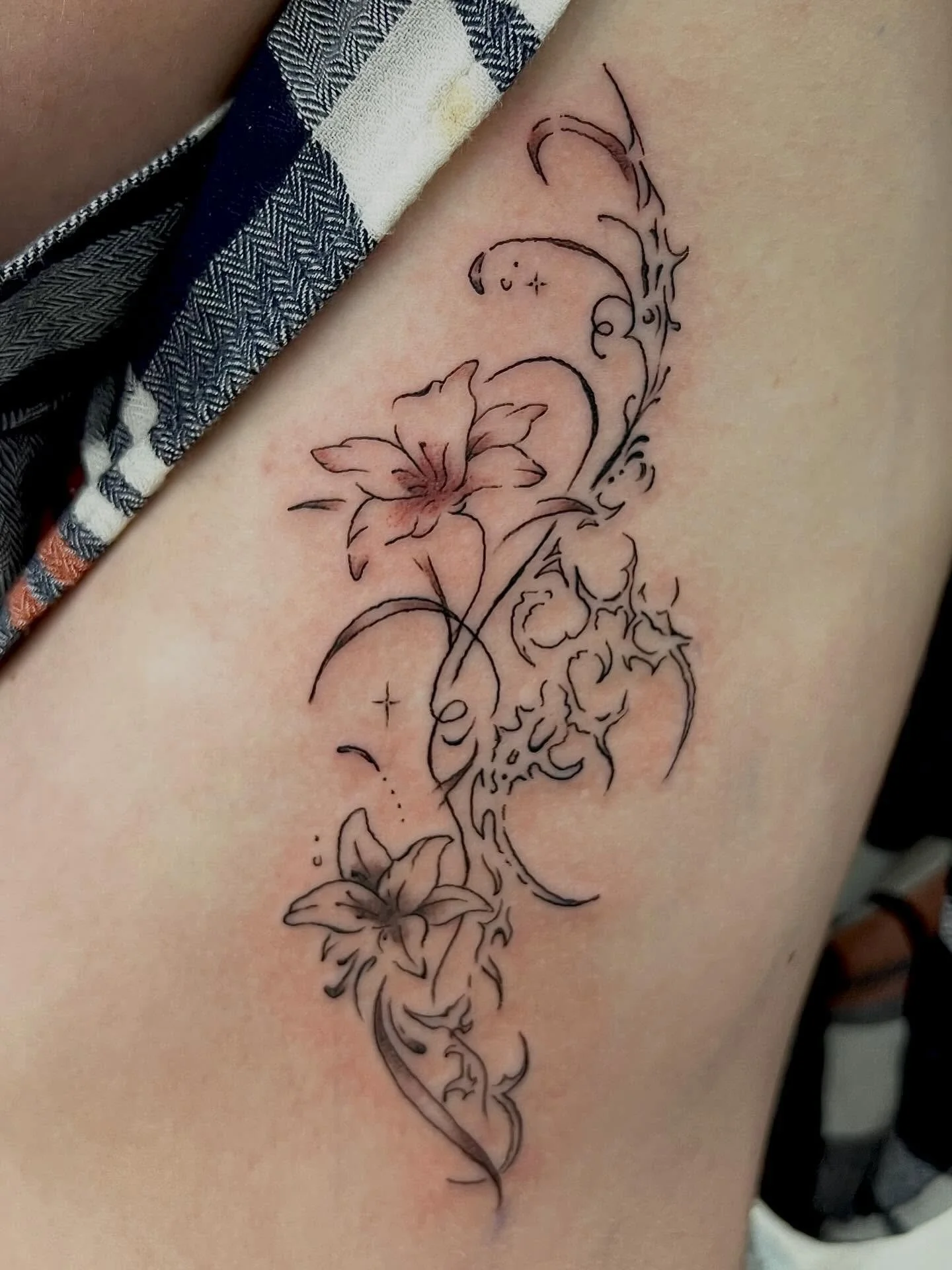 How to sit for a rib tattoo: tutorial by @olivviabarch 

Thank you so much for your trust and for sitting like a literal ROCK - was so fun getting this one done on Sunday 🫶🏼

At: @squiresink 
By: @lilacjac.tattoos 

#finelinetattoo #cybersigilismta