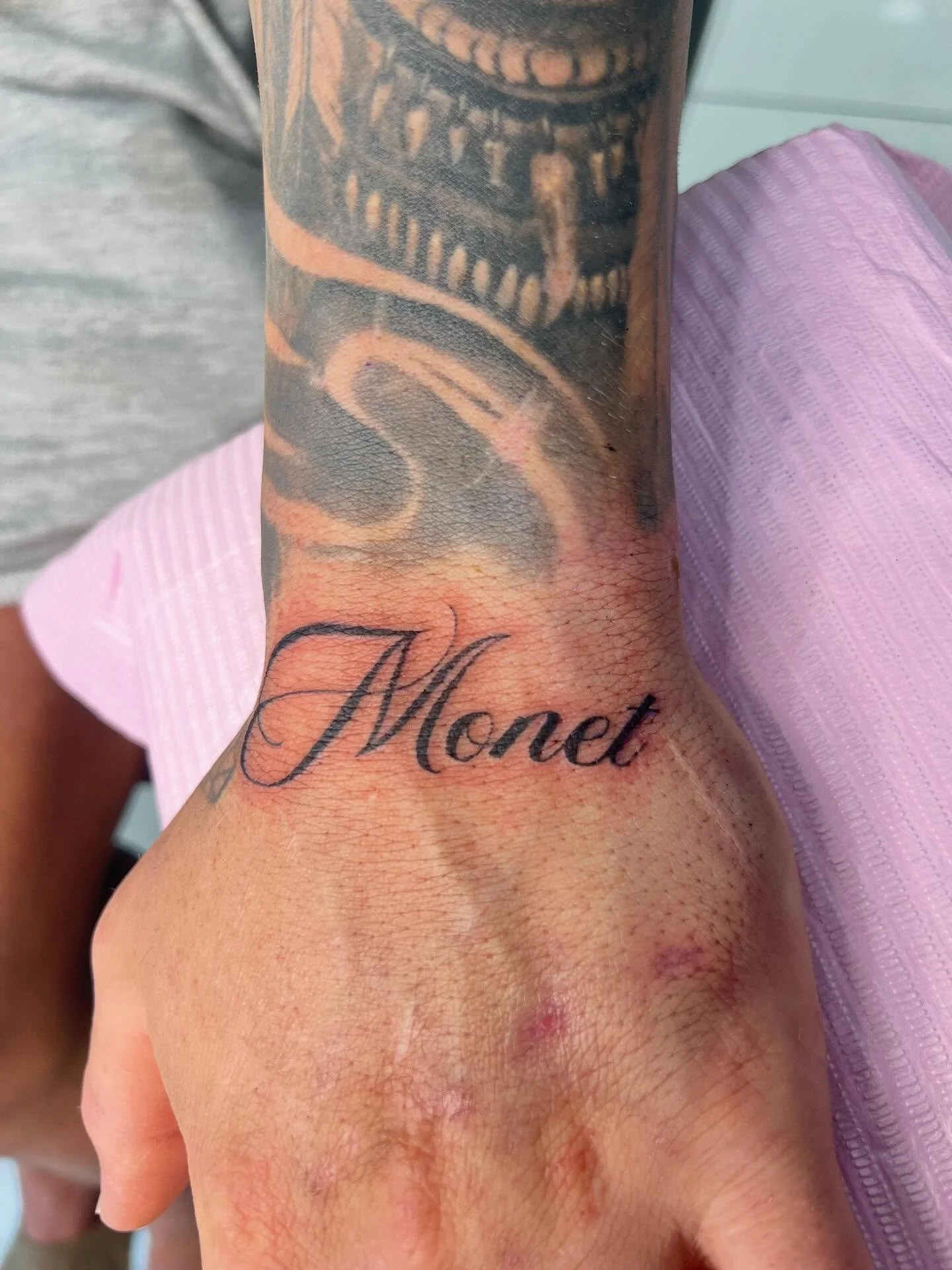 Some simple clean script from last week! Love being able to fill a little awkward spot 🫶🏼

At: @squiresink 
By: @lilacjac.tattoos 

#scripttattoo #finelinetattoo #goldcoasttattoo #surfersparadise #surfersparadisetattoo