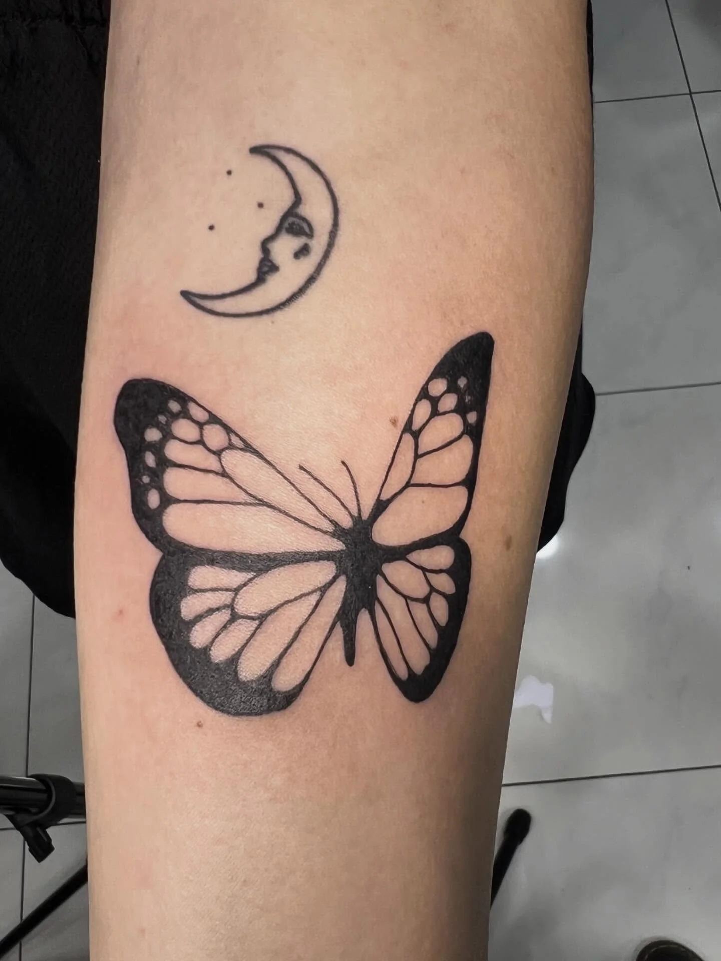 Bold butterfly for my gorgeous client. I love when bold is still super delicate 🫶🏼

At: @squiresink 
By: @lilacjac.tattoos 

#goldcoasttattoo #surfersparadisetattoo #blackworktattoos #butterflytattoo