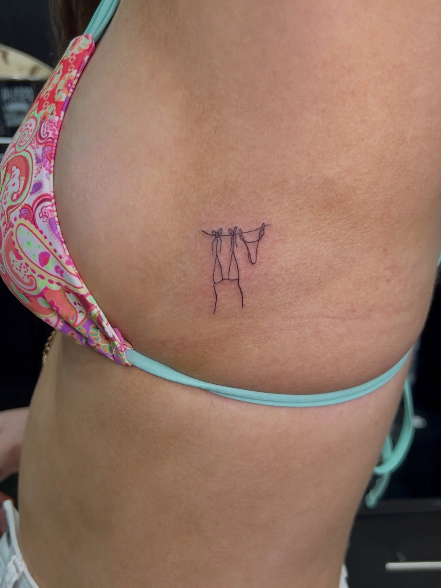 some of my fave rib moments lately 🖤🌺

At: @squiresink 
By: @lilacjac.tattoos 

#tattooartist #surfersparadise #surfersparadisetattoo #goldcoasttattoo #finelinetattoos