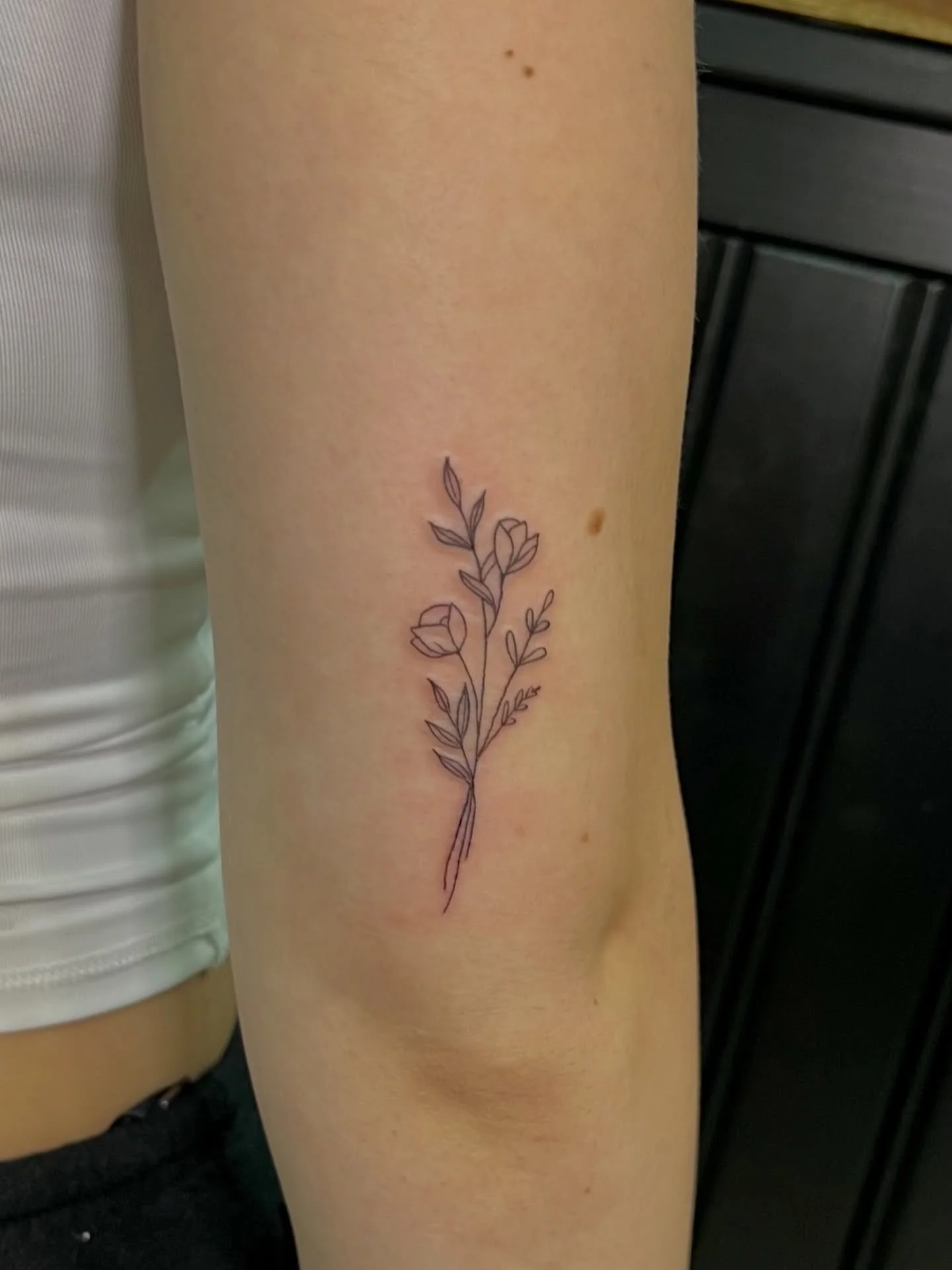 a couple of stickers collected recently 🌸🩷

At: @squiresink 
By: @lilacjac.tattoos 

#goldcoasttattooartist #surfersparadisetattoo #tattooartist #tattoo #smalltattoo