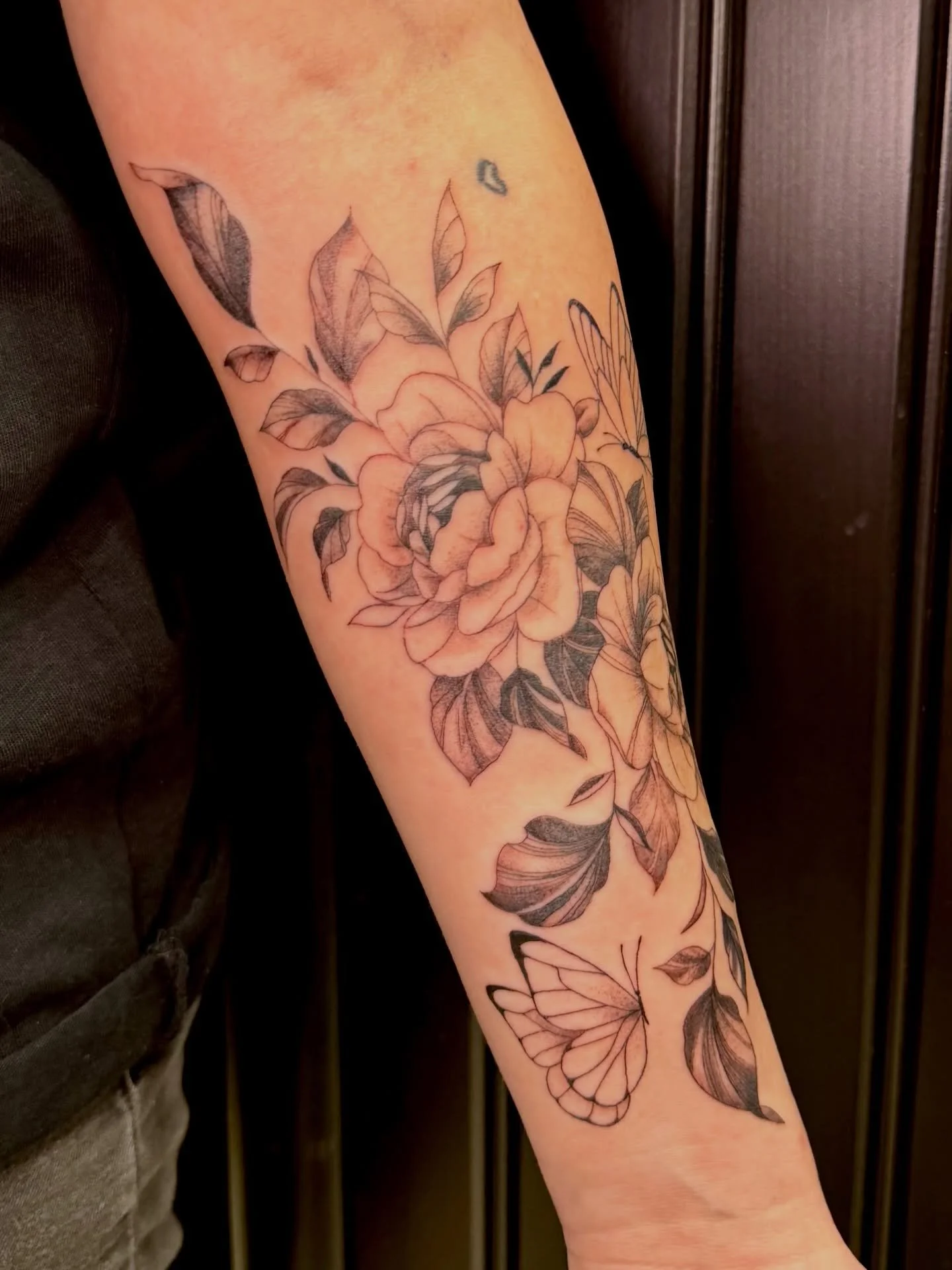 some beautiful forearm florals 💐🦋 

At: @squiresink 
By: @lilacjac.tattoos 

#tattooartist #tattoo #floraltattoo #forearmtattoo #surfersparadisetattoo