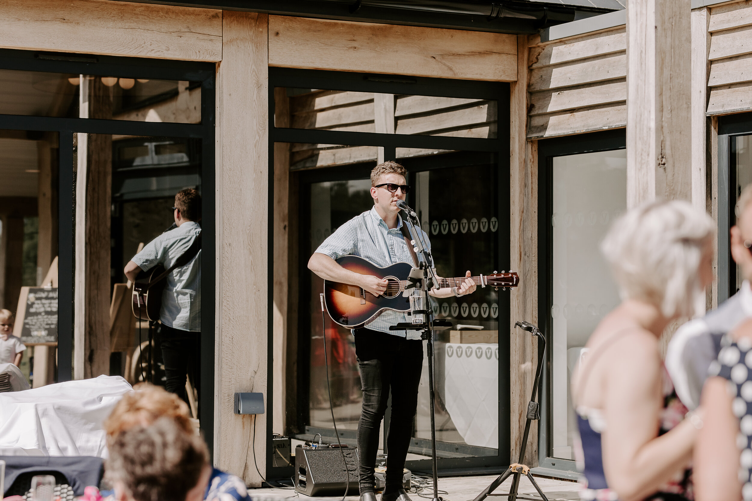 wedding singer, suffolk singer, fynn valley, outdoor reception, sunny terrace, fynn valley terrace