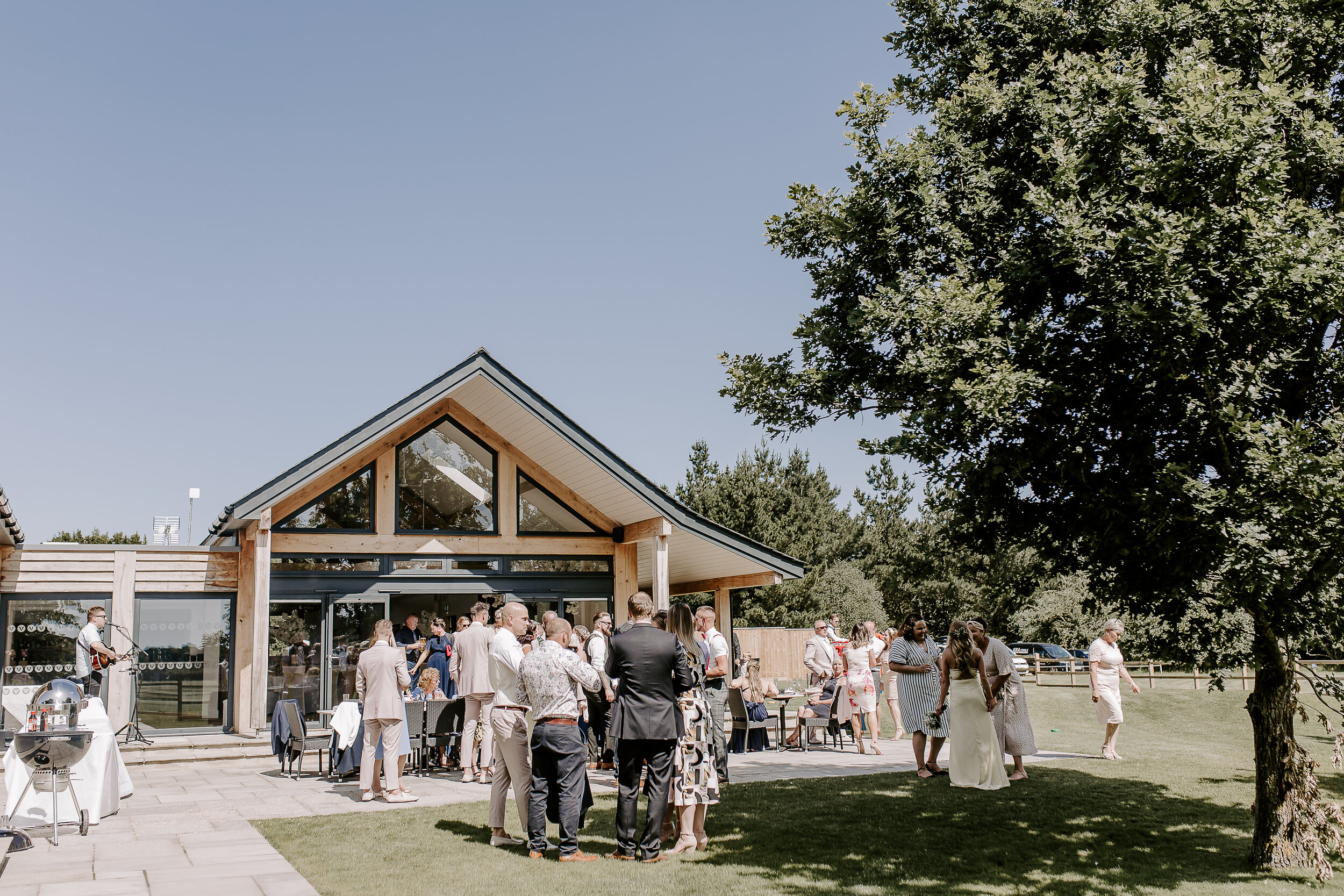 wedding guests, wedding party, al fresco wedding reception, suffolk wedding, ipswich wedding, witnesham wedding, golf club wedding, fynn valley