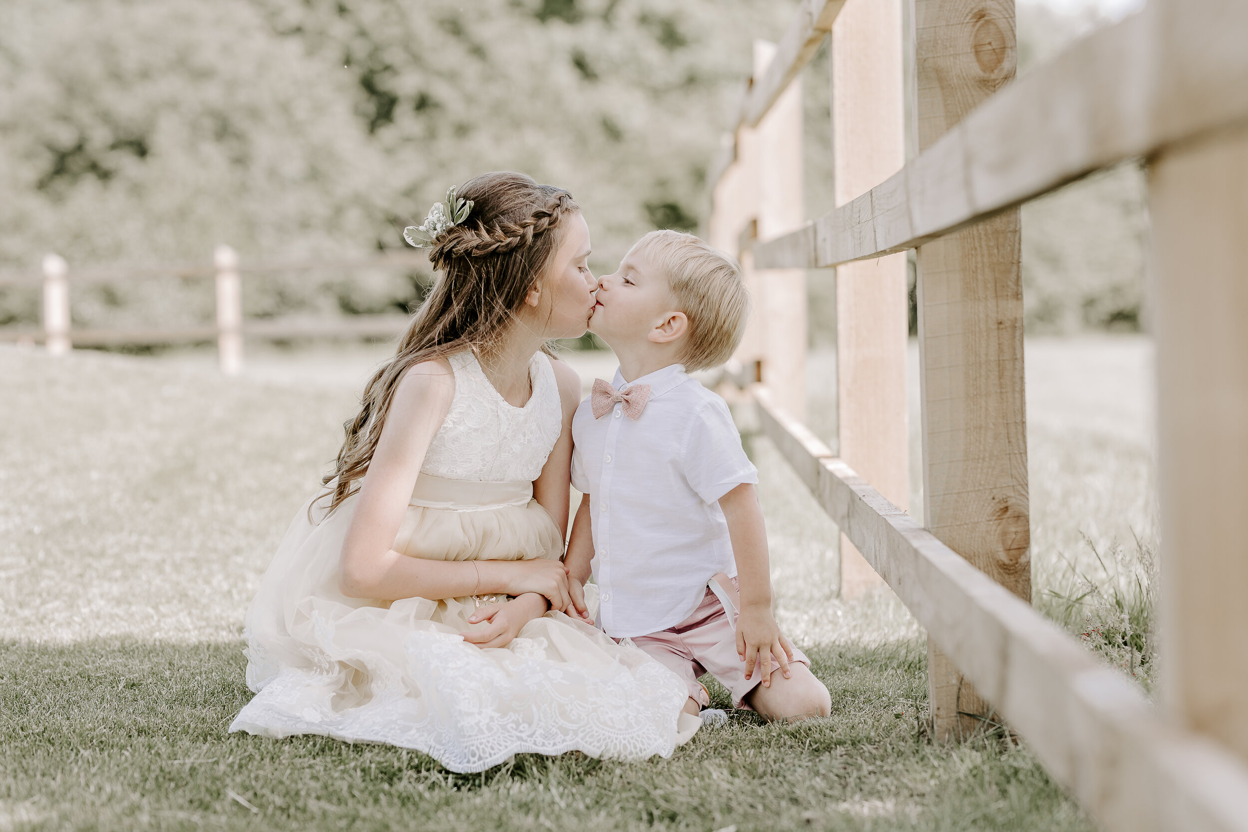 wedding kiss, wedding children, sunshine, sweet, wedding photography, inspo