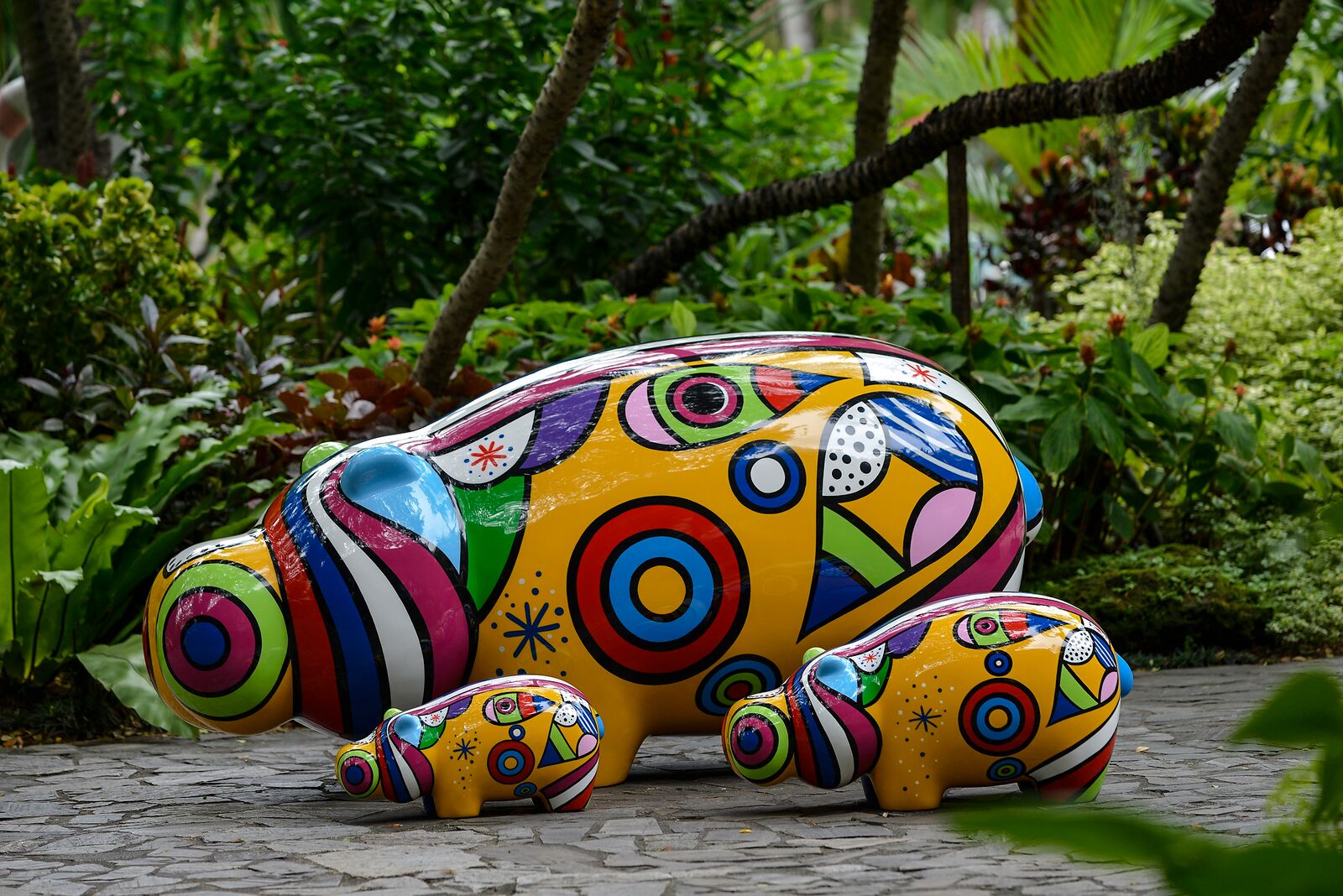 Hippop Art Artheline Pop art hippo sculpture Bangkok hotel 02