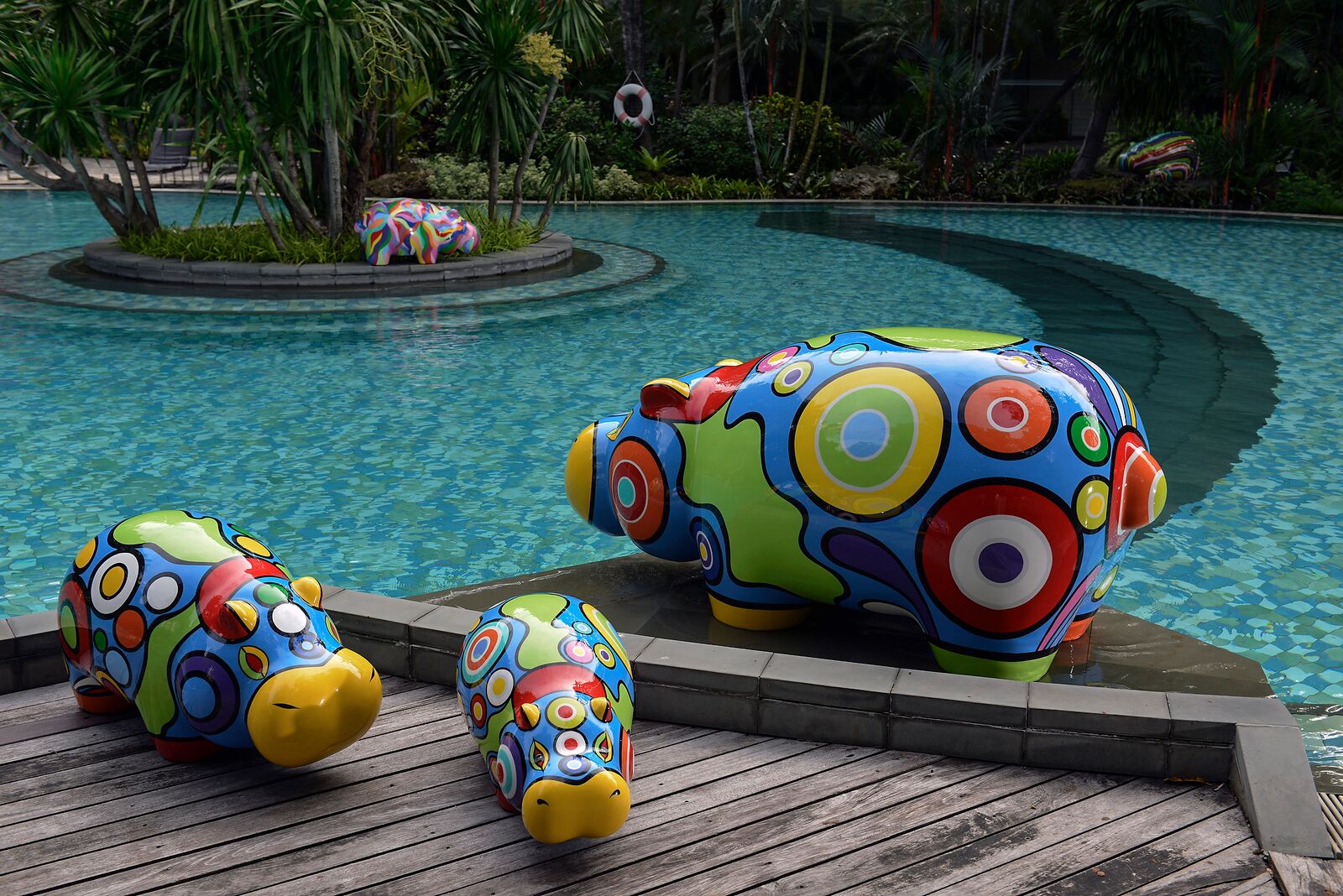 Hippop Art Artheline Pop art Hippo sculpture hotel pool 03