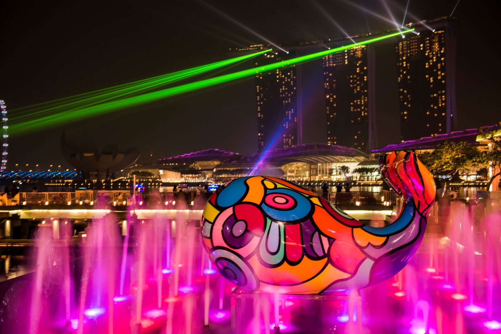 Whale'Pop Artheline Nazare-Aga Pop art Whale Sculpture Singapore outside night (copie)