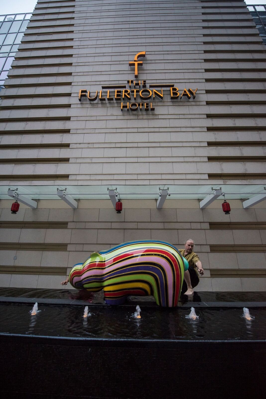 Hippop'Art Artheline Pop art hippo sculpture Singapore Fullerton outside