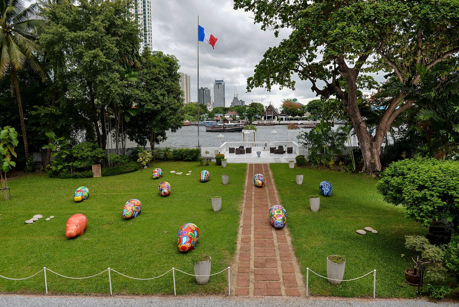 Hippop'Art Artheline Pop art hippo sculpture Bangkok French Ambassador residence 03