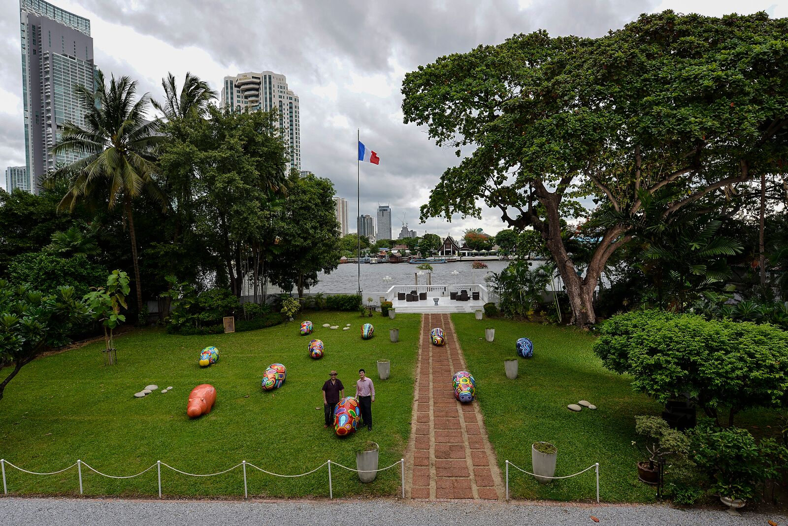 Hippop'Art Artheline Pop art hippo sculpture Bangkok French Ambassador residence 04