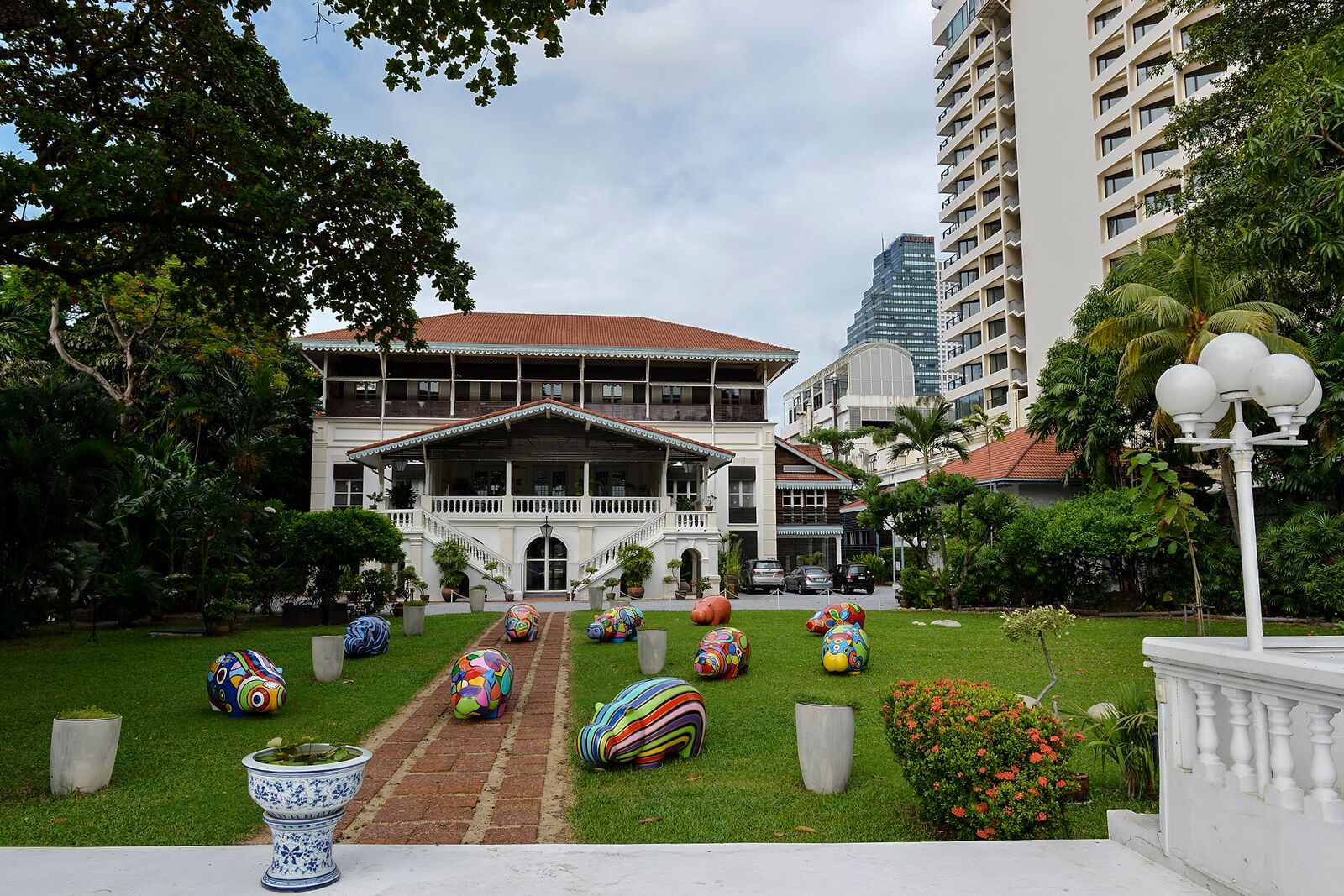 Hippop'Art Artheline Pop art hippo sculpture Bangkok French Ambassador residence 07