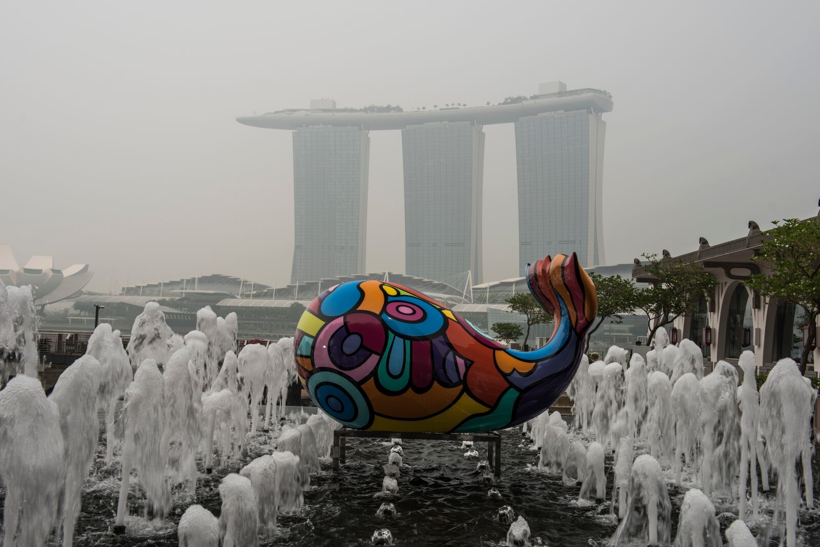 Whale'Pop Artheline Nazare-Aga Pop art Whale Sculpture Singapore outside (copie)