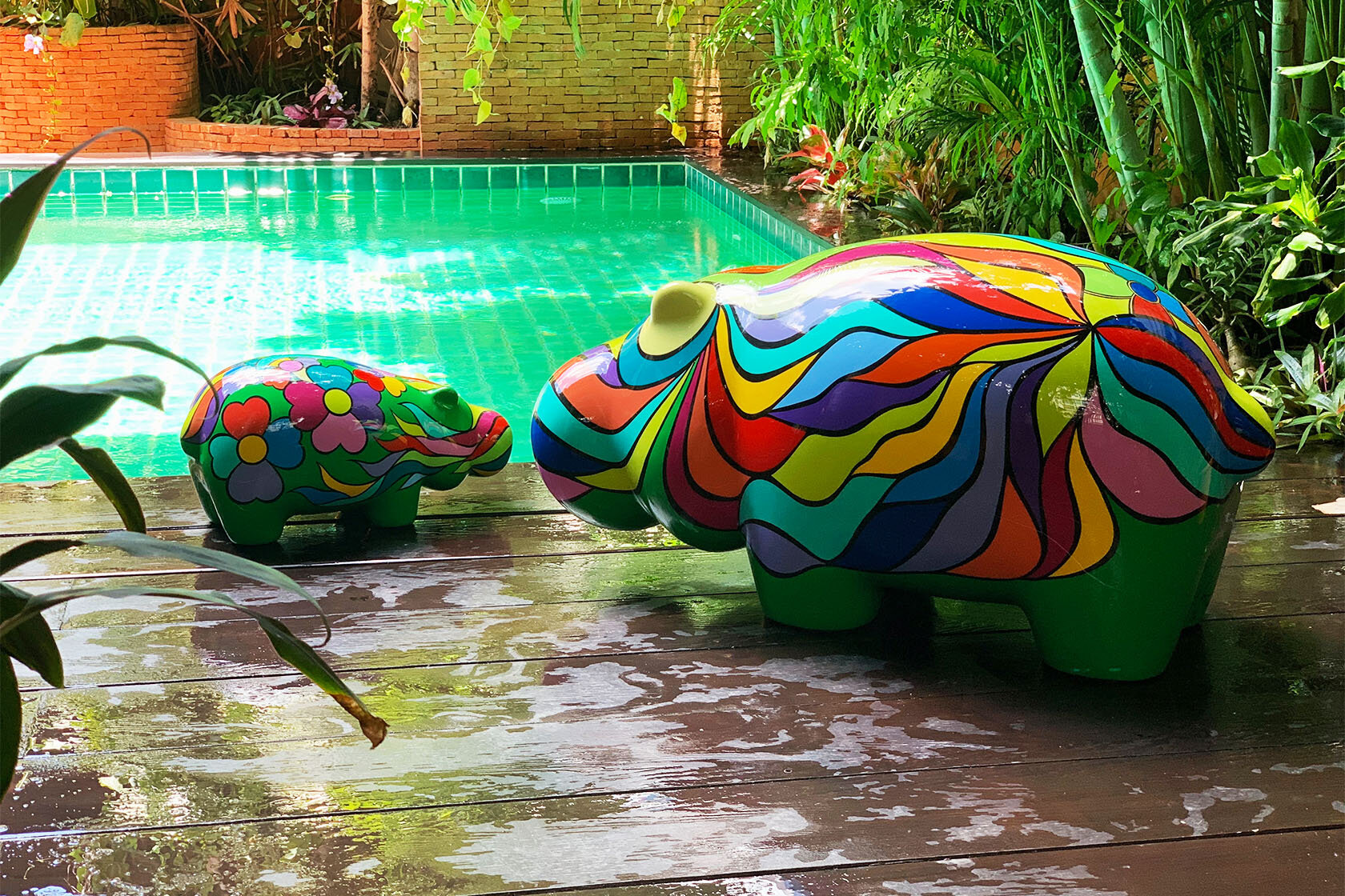 Hippop'Art artist Arnaud Nazare-Aga Pop art hippo sculpture by the pool