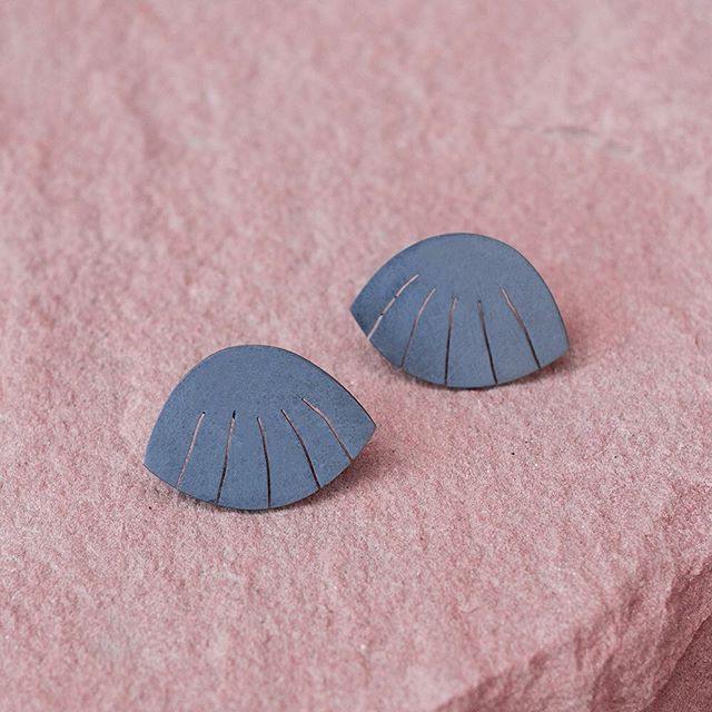 &lsquo;Purple mallee&rsquo; earrings
Oxidised sterling silver [ recycled silver ♻️]
The shape is inspired by the blossom from gum trees 😍