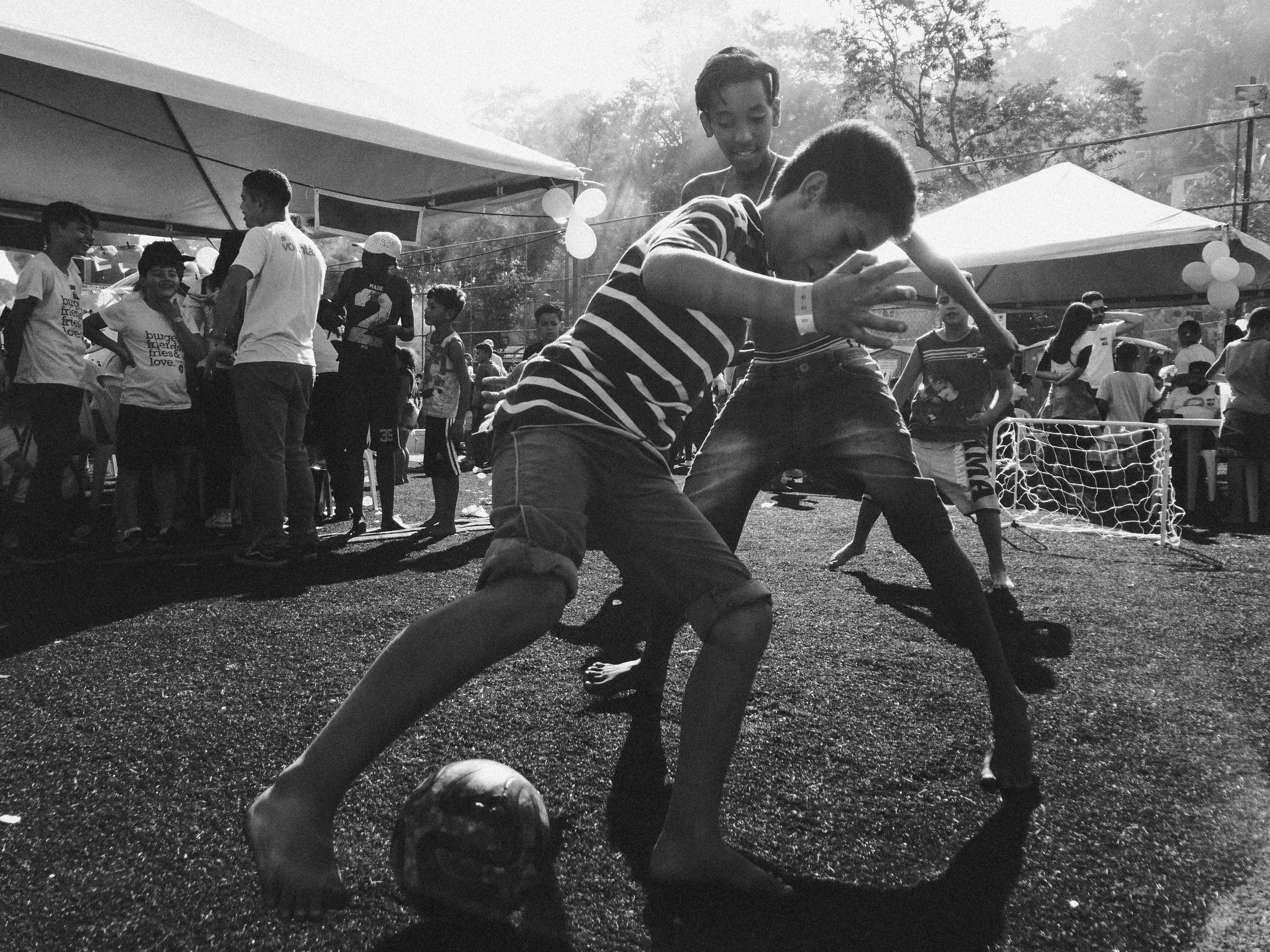 boys-football-players-game-1809001.jpg