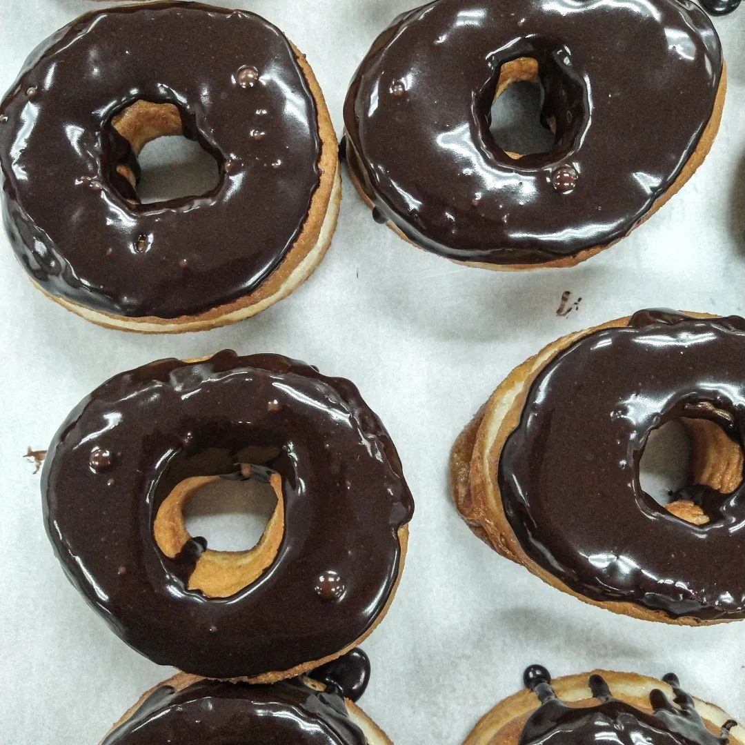 Chocolate glazed donuts heading to @happygut.sanctuary 

Cinnamon sugar donuts heading to @homegrownandhandmademarket 

RUN don't walk! Limited quantity available. 

#donut #chocolate #cinnamonsugar #nondairycheese
#vegancheese #nondairy
#plantbasedc