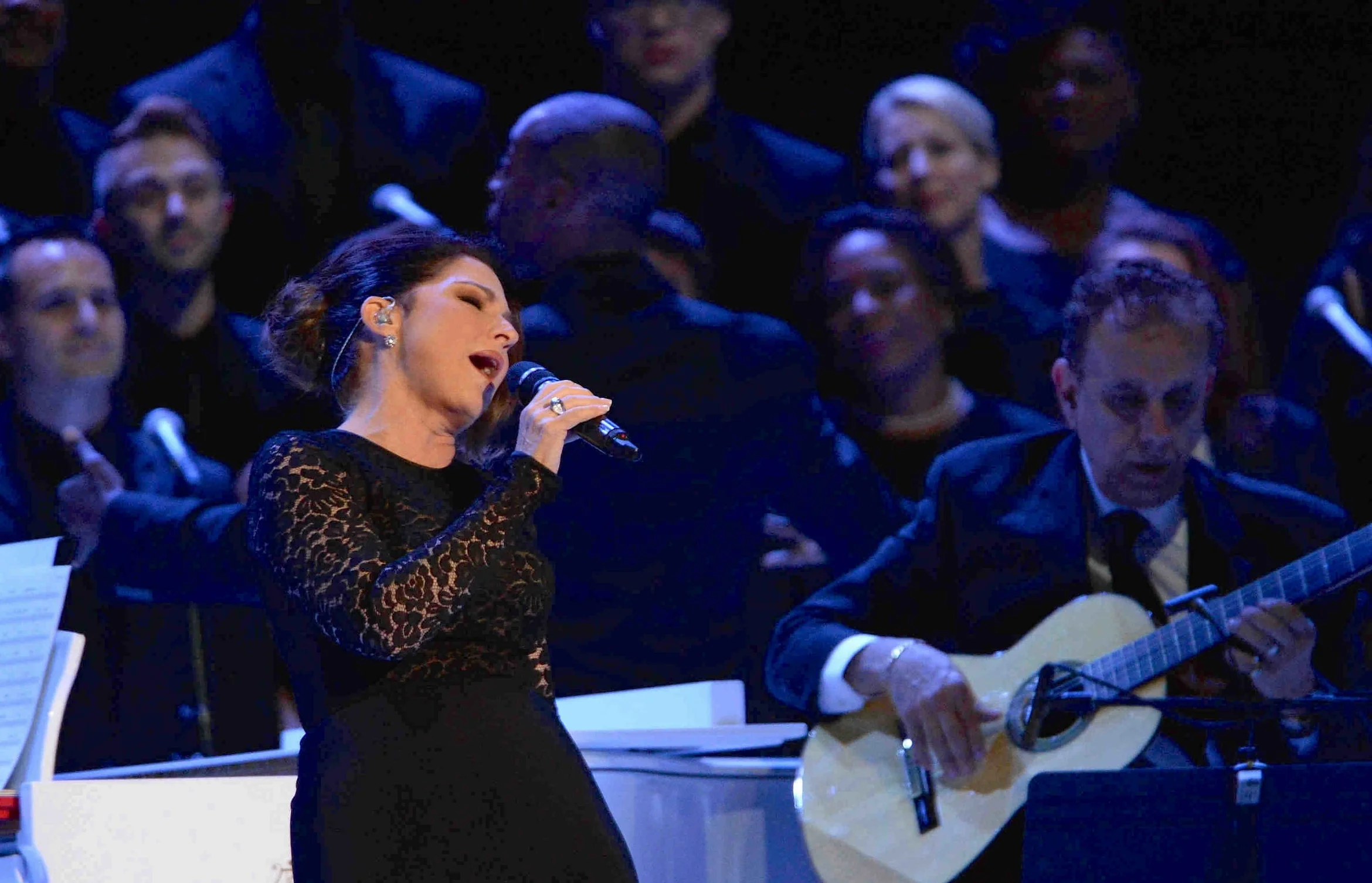 Gloria Estefan sings for the Pope
