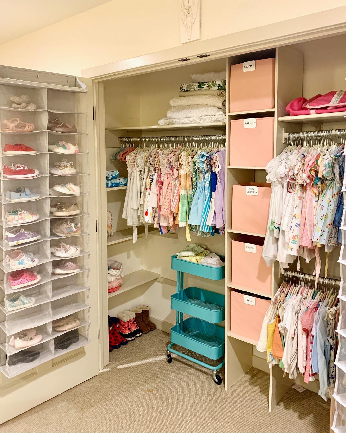 Clothes are color-coded, shoes are accessible and bins are labeled! A closet that is just as organized as it is cute ✔️