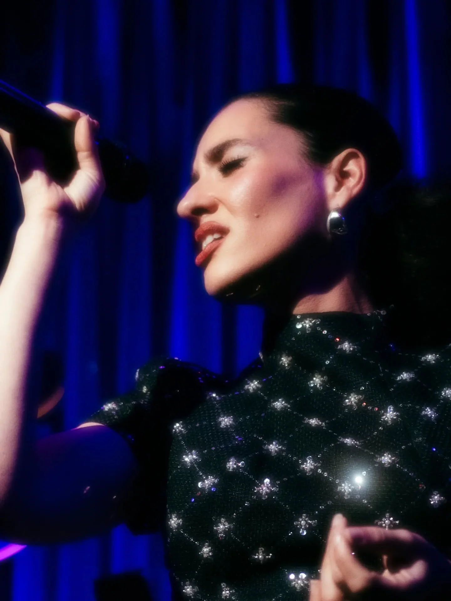 A slice of pizza &amp; a dreamy show? Count me in! 🍕

Still awestruck at the powerful show @_avije_ put on at @pizzaexpresslive in Chelsea last Wednesday. Safe to say everyone left that evening with a lot of emotion and with a march in our stride🕊️